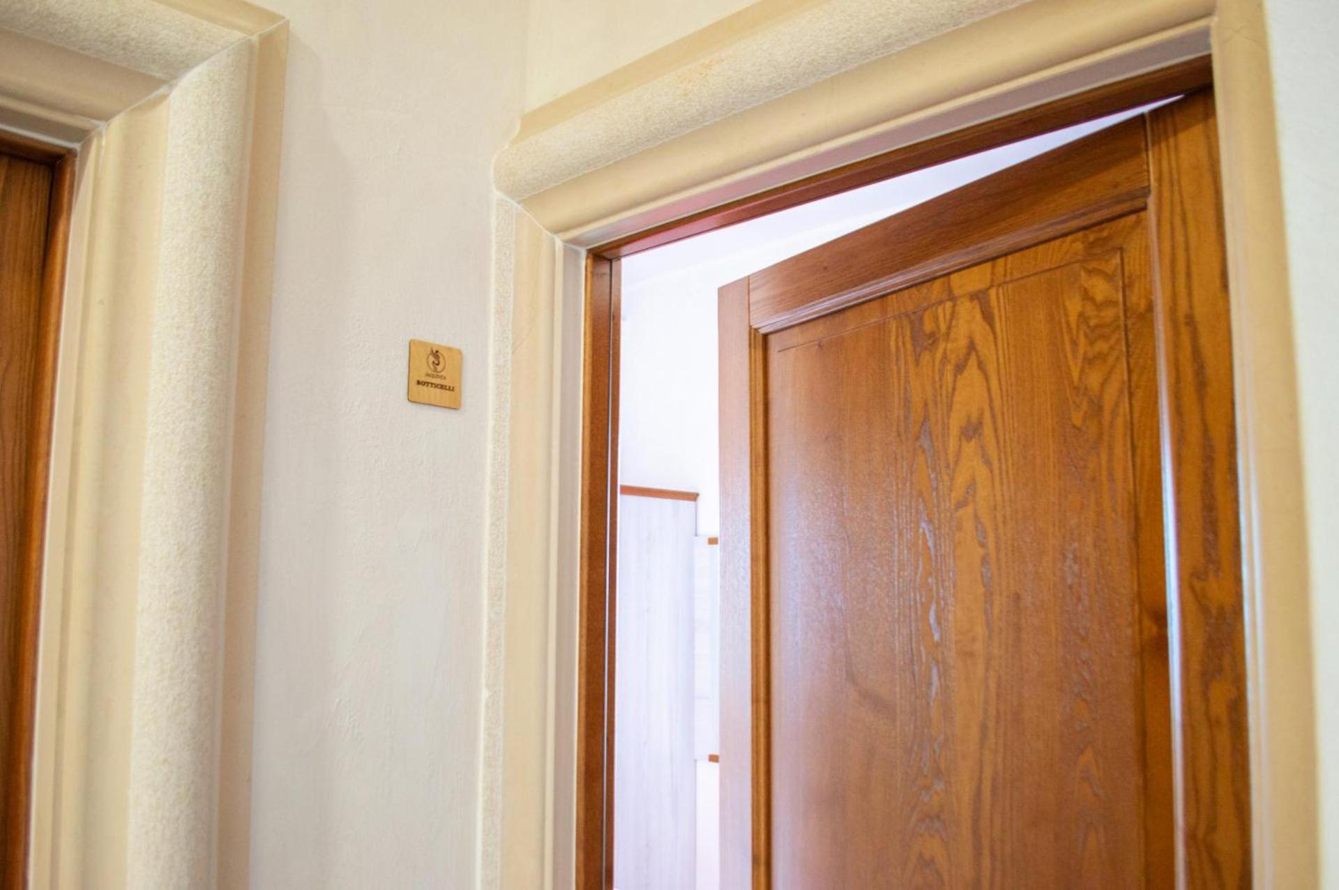 Double Room with Balcony and Sea View - Photo 12