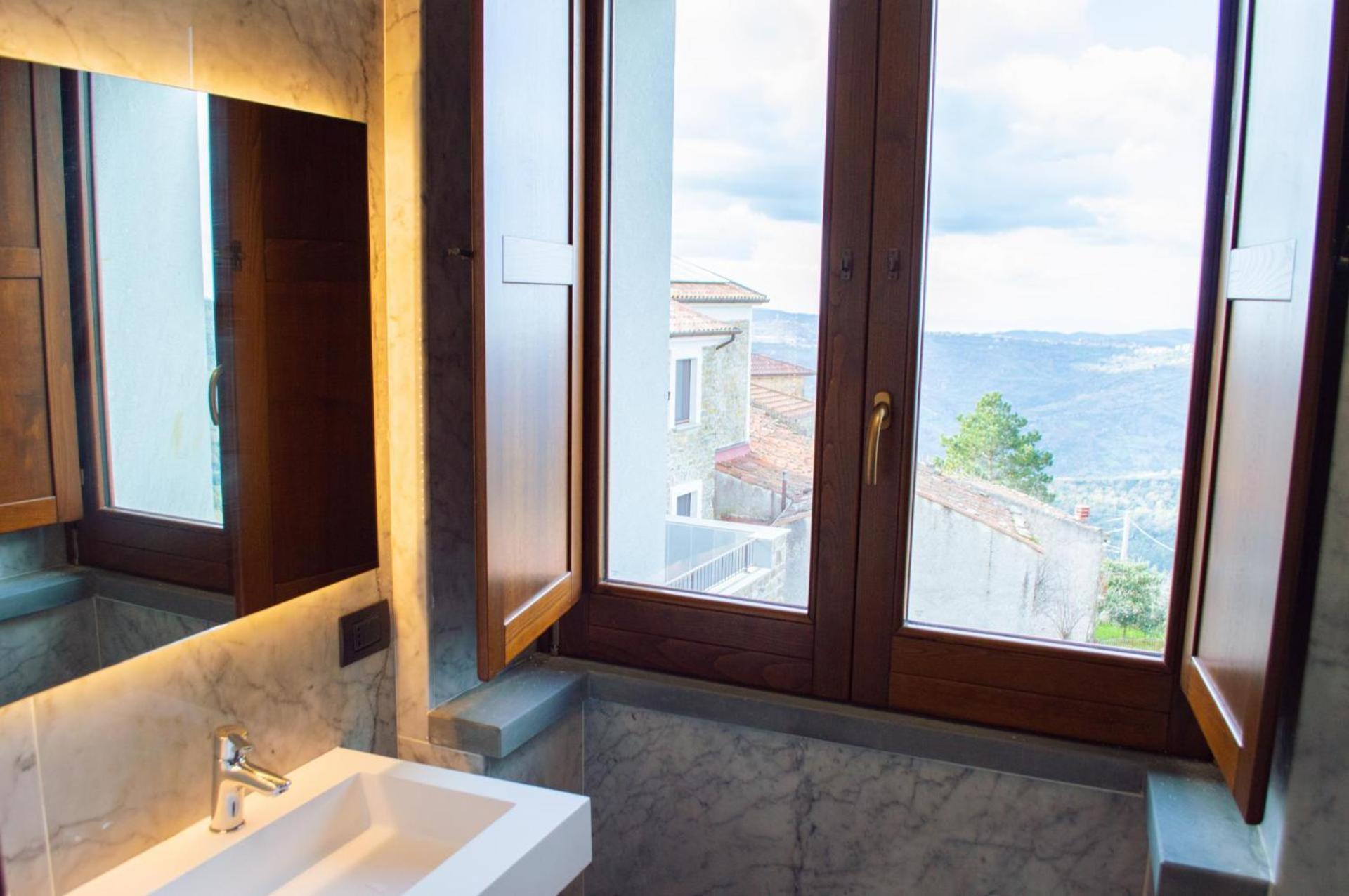 Double Room with Balcony and Sea View - Photo 9