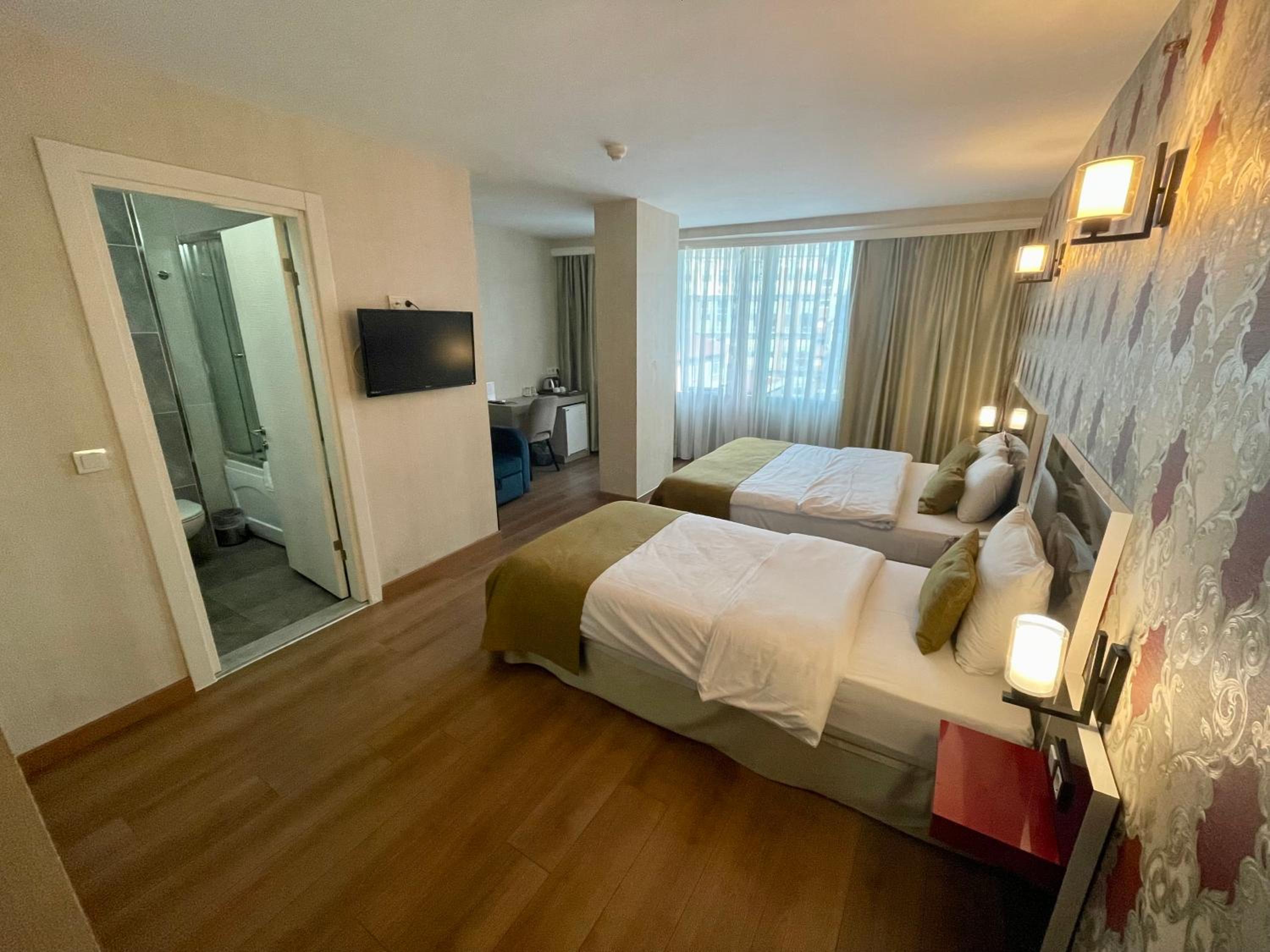 Deluxe Triple Room photo 3