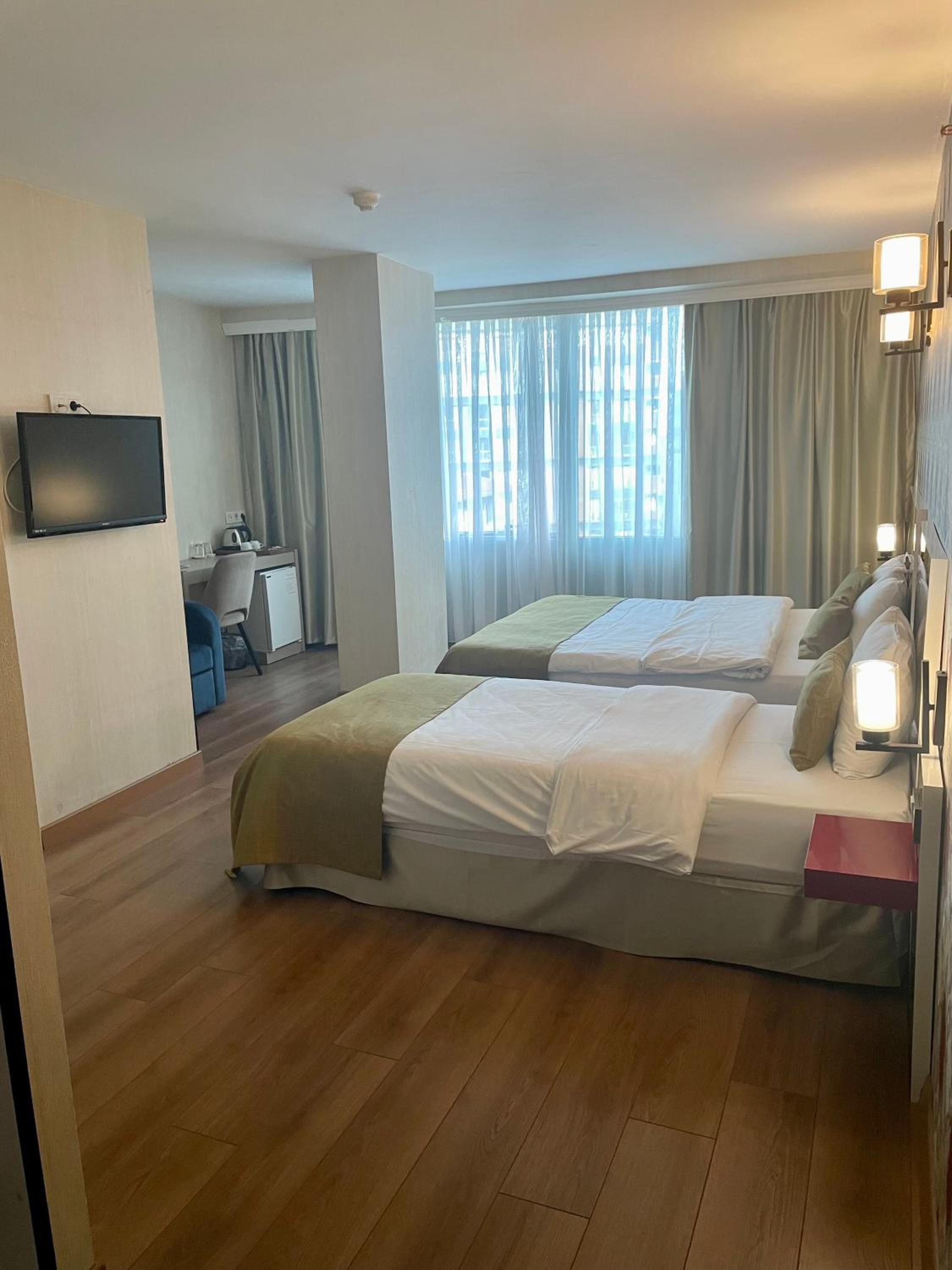 Deluxe Triple Room photo 2