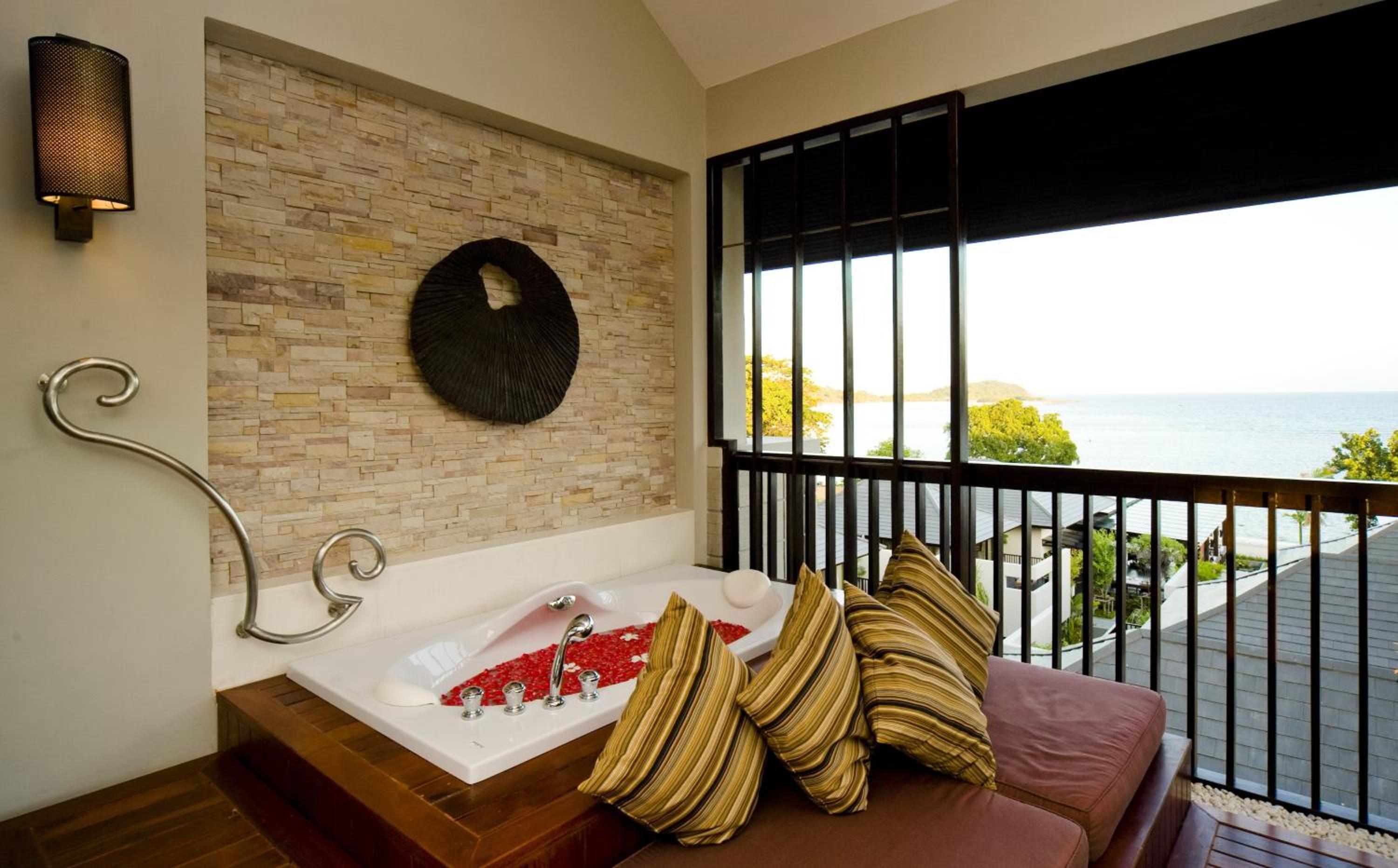 Luxury Suite with Spa Bath - Photo 8