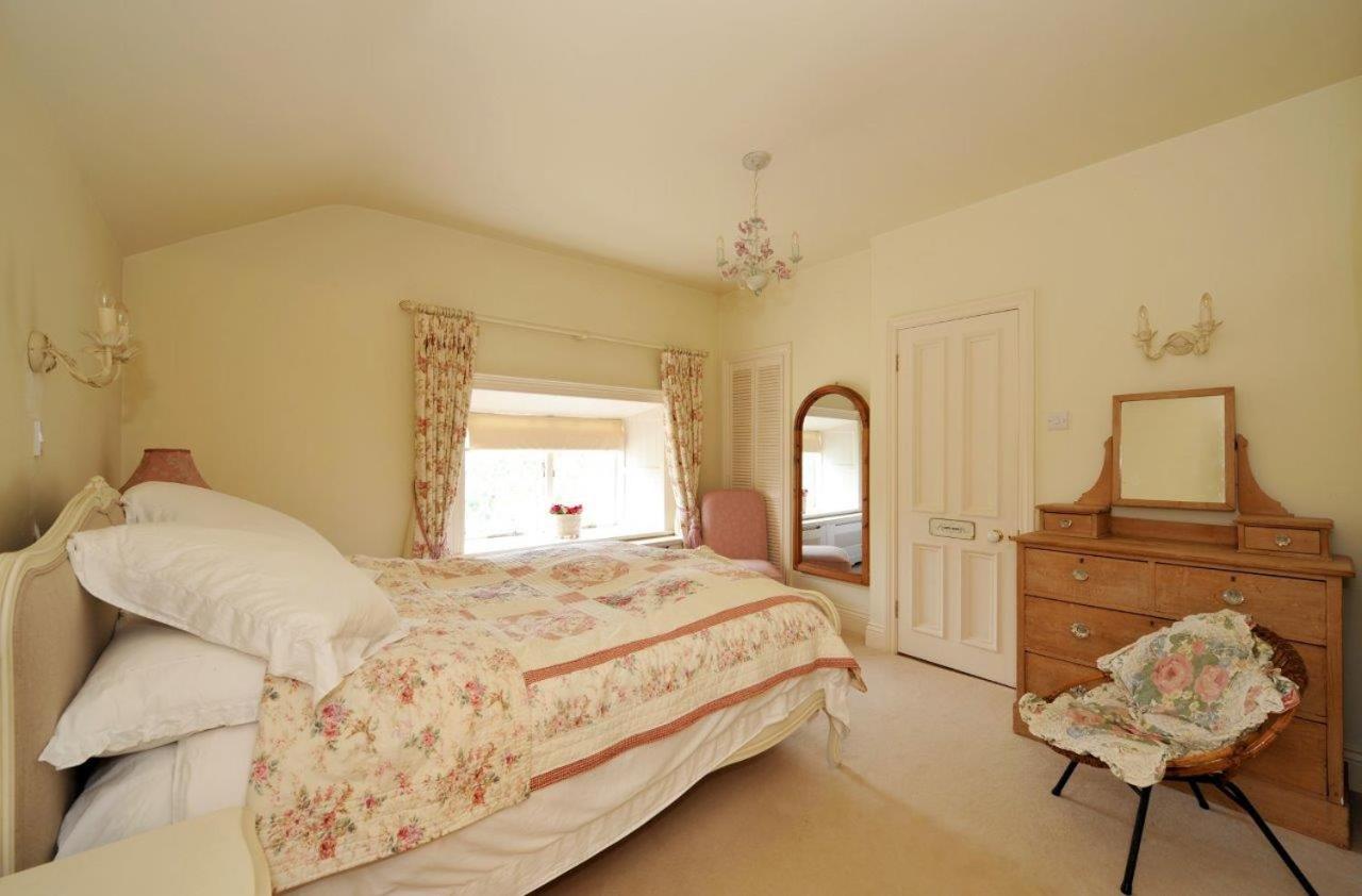 Five-Bedroom House photo 1