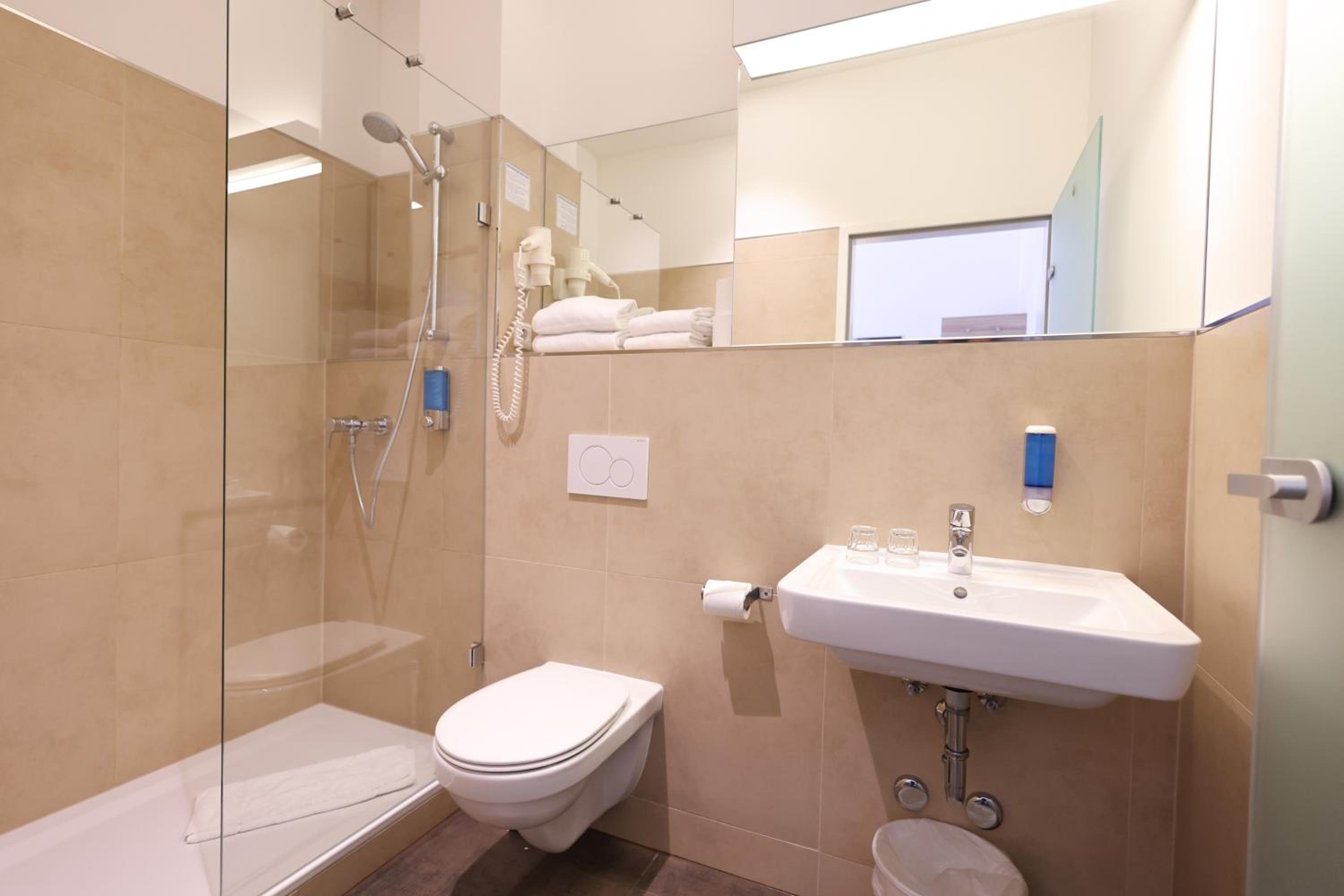 Comfort Double Room with Balcony - Photo 6