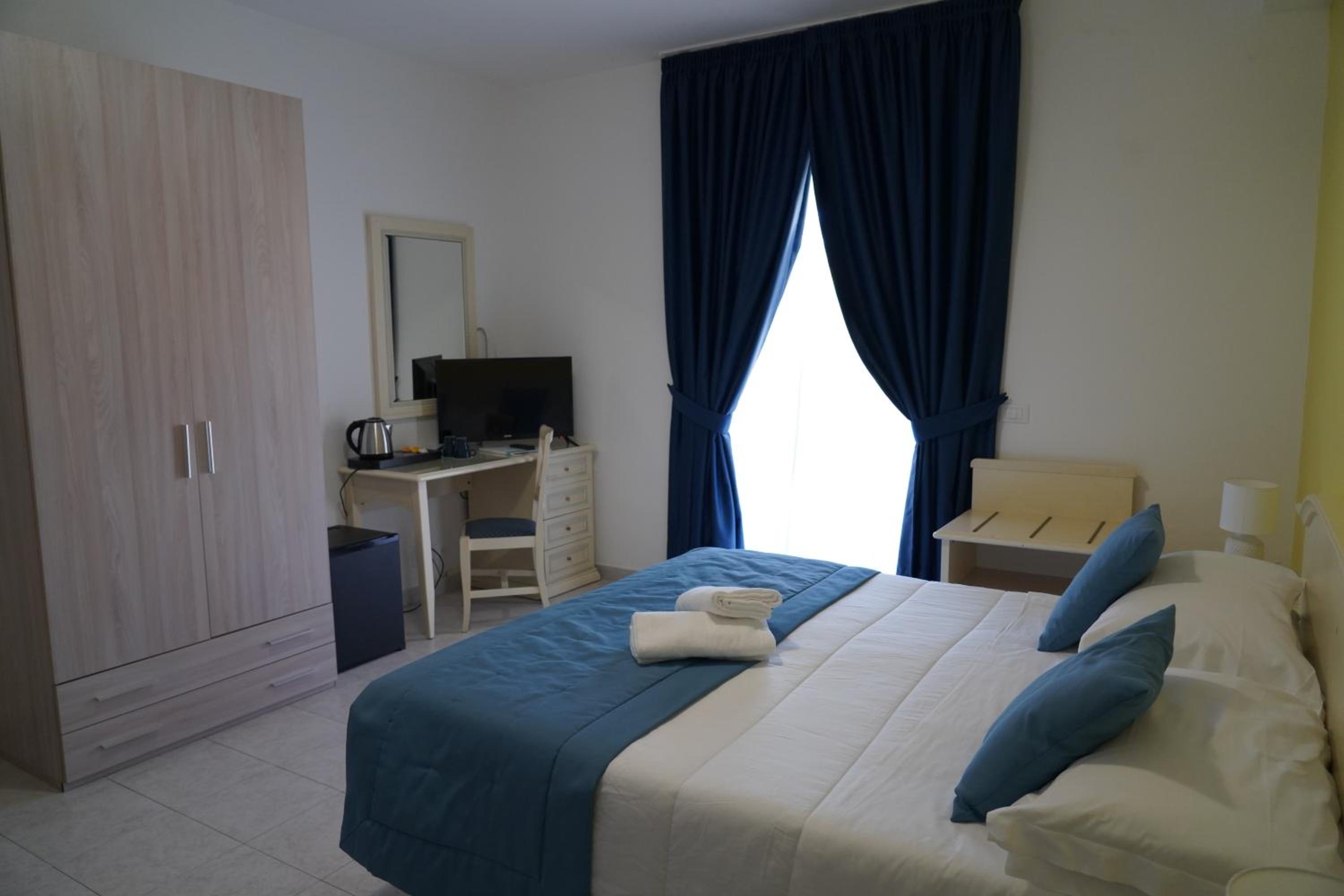 Double Room - Photo 2