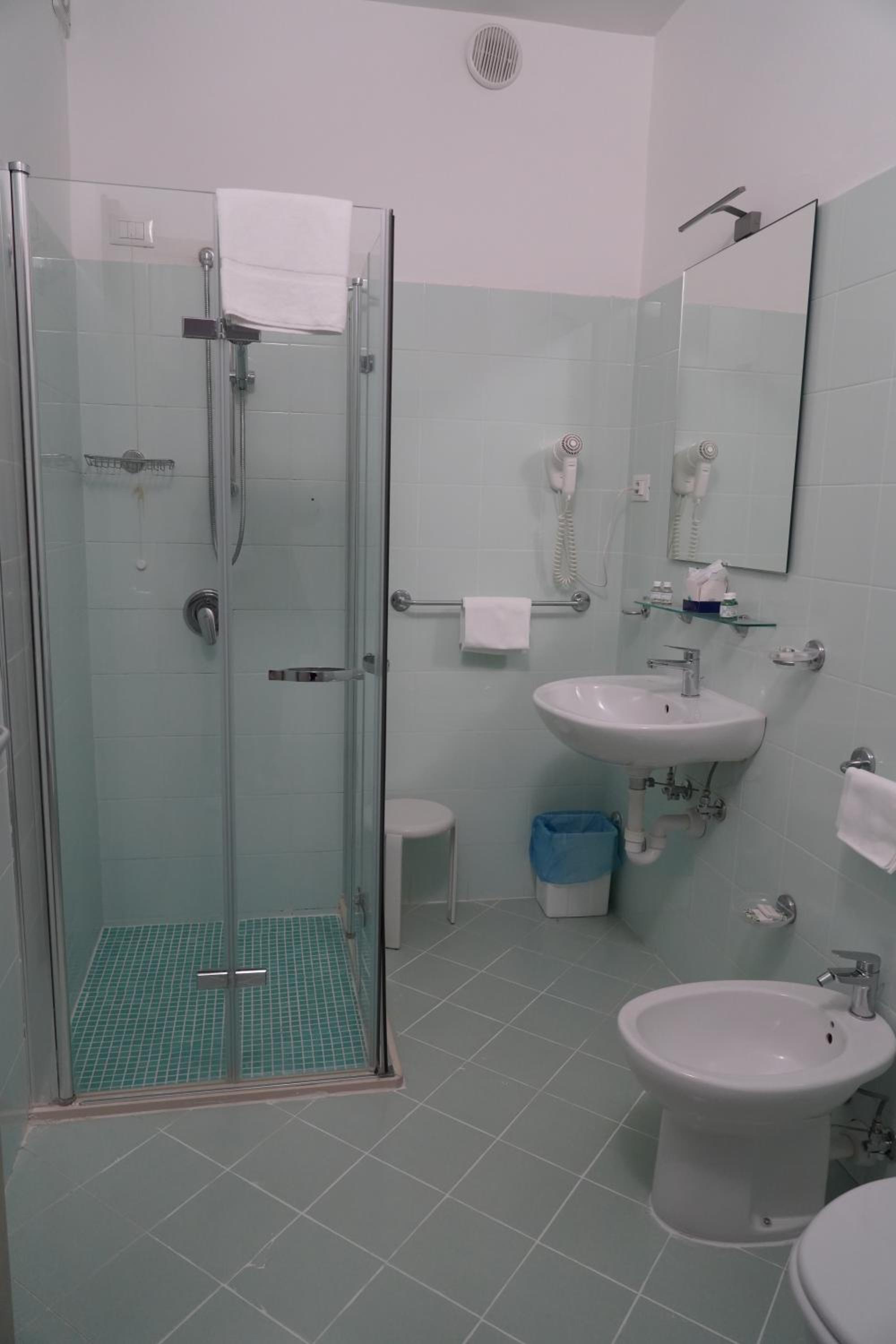 Standard Quadruple Room - Photo 4