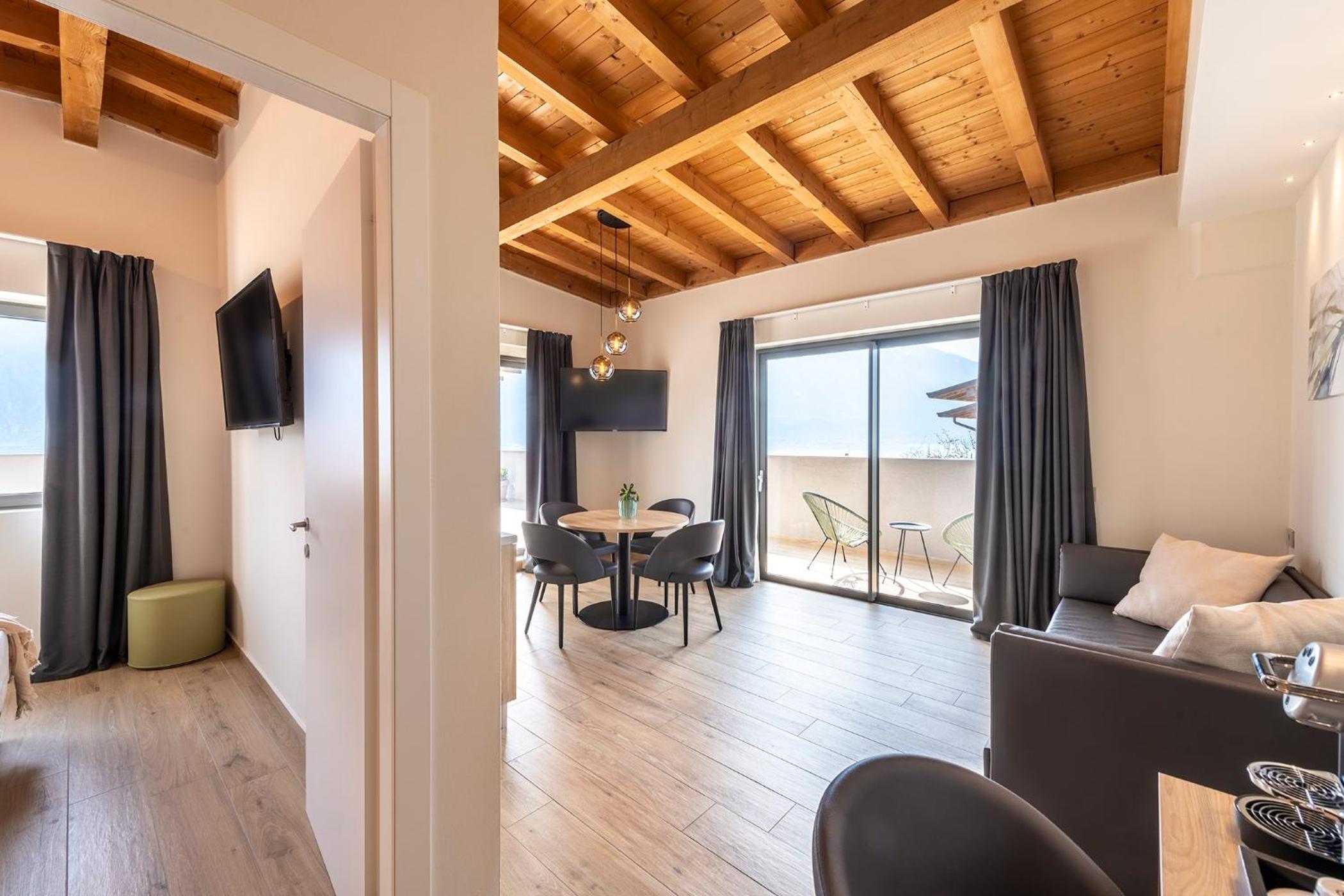 Penthouse with Lake View Terrace and Whirlpool 