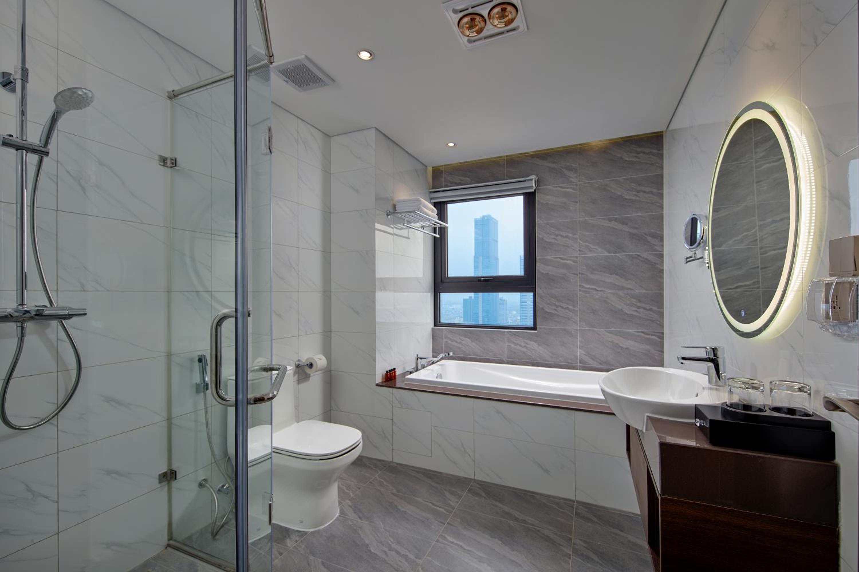 Two Bedroom Panoramic Suite thumbnail 6