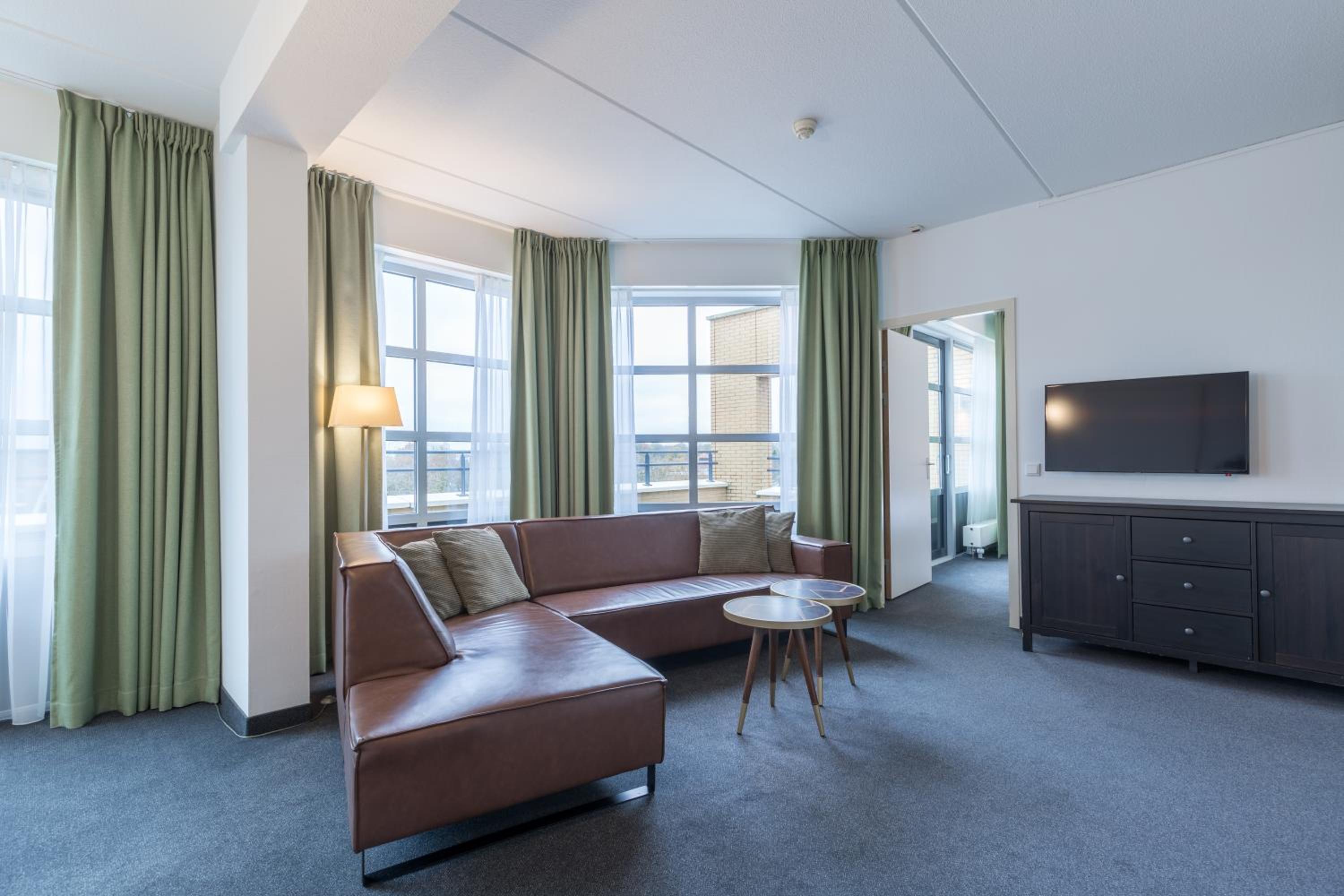 Suite - Photo 1