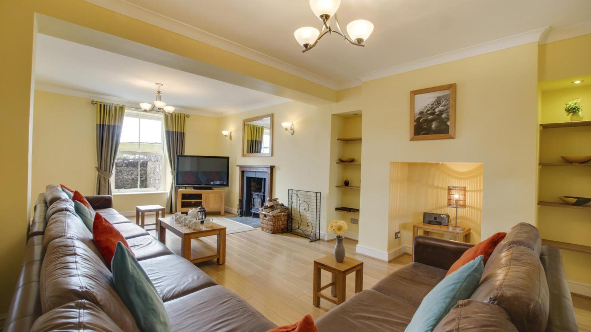 Six-Bedroom House photo 1