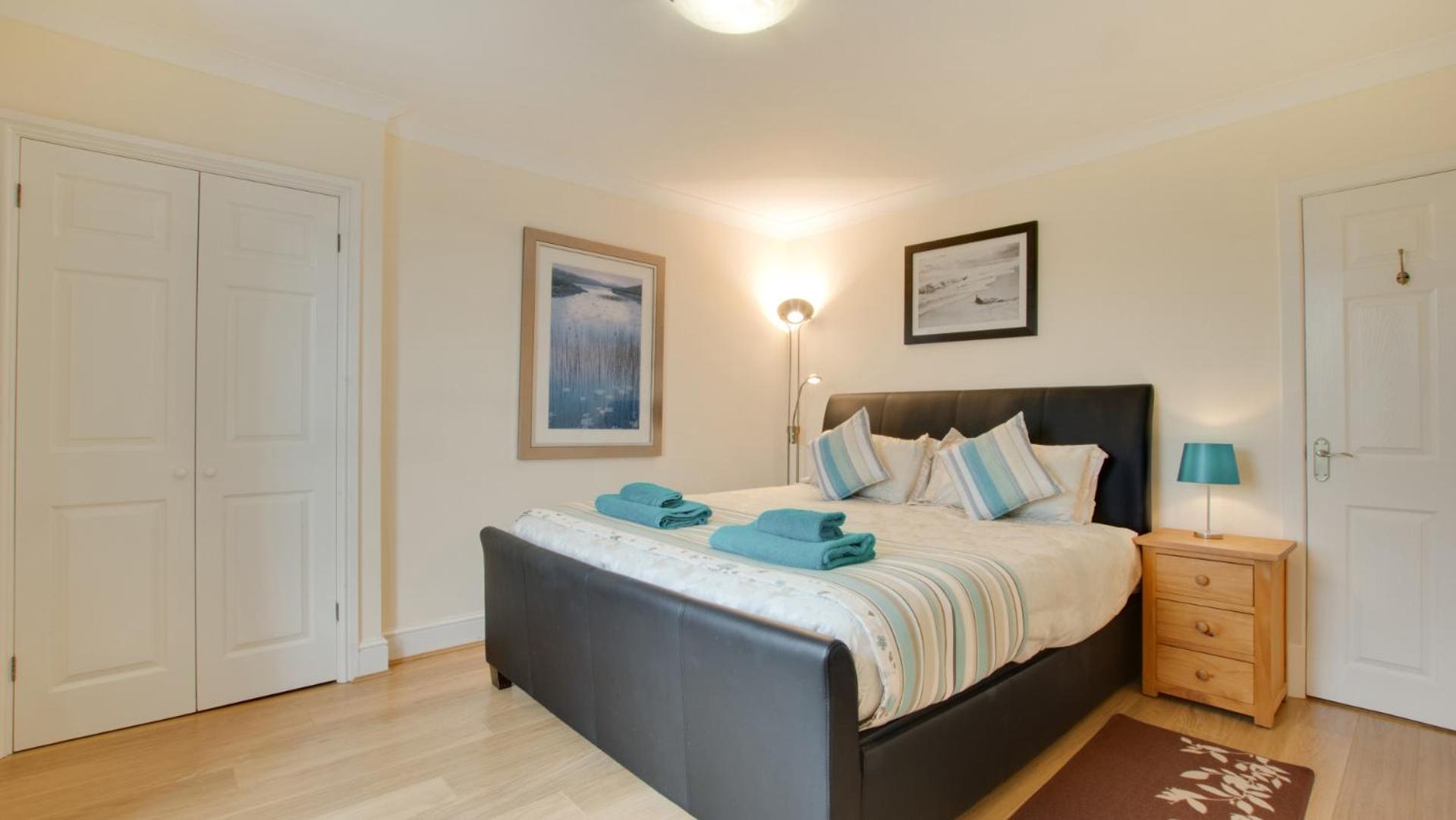 Six-Bedroom House photo 2