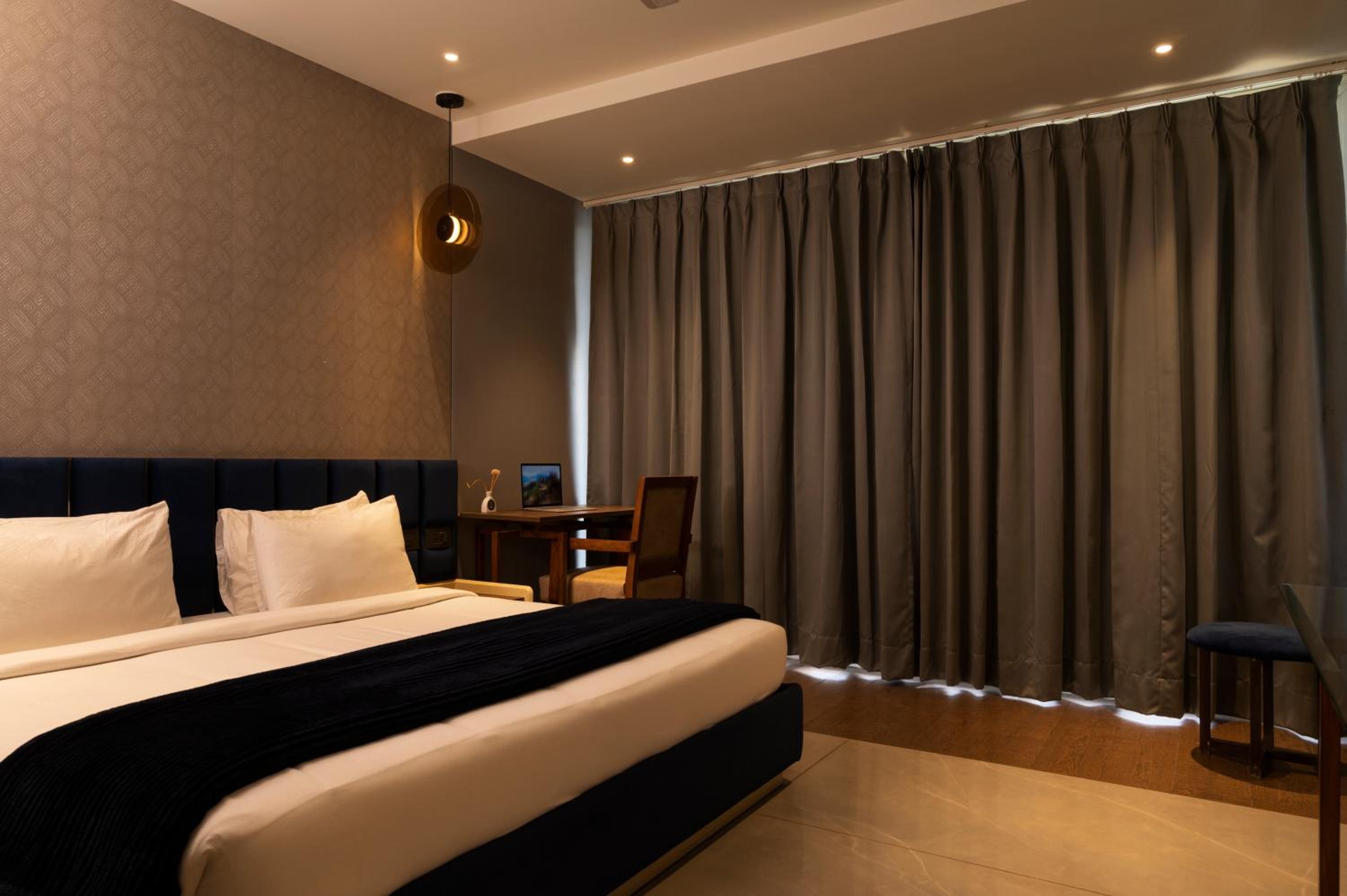 Deluxe Room - Photo 8