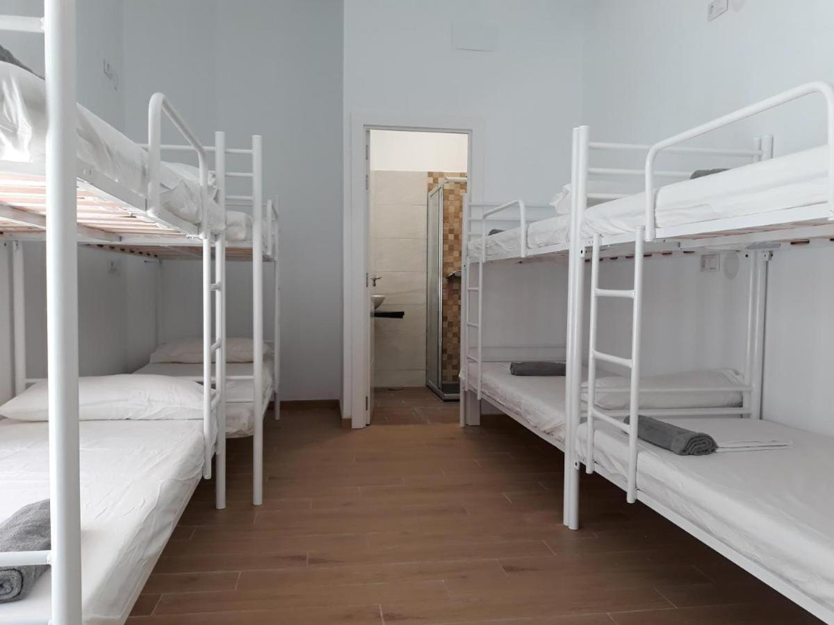 Cama en Dormitorio Mixto de 10 Camas