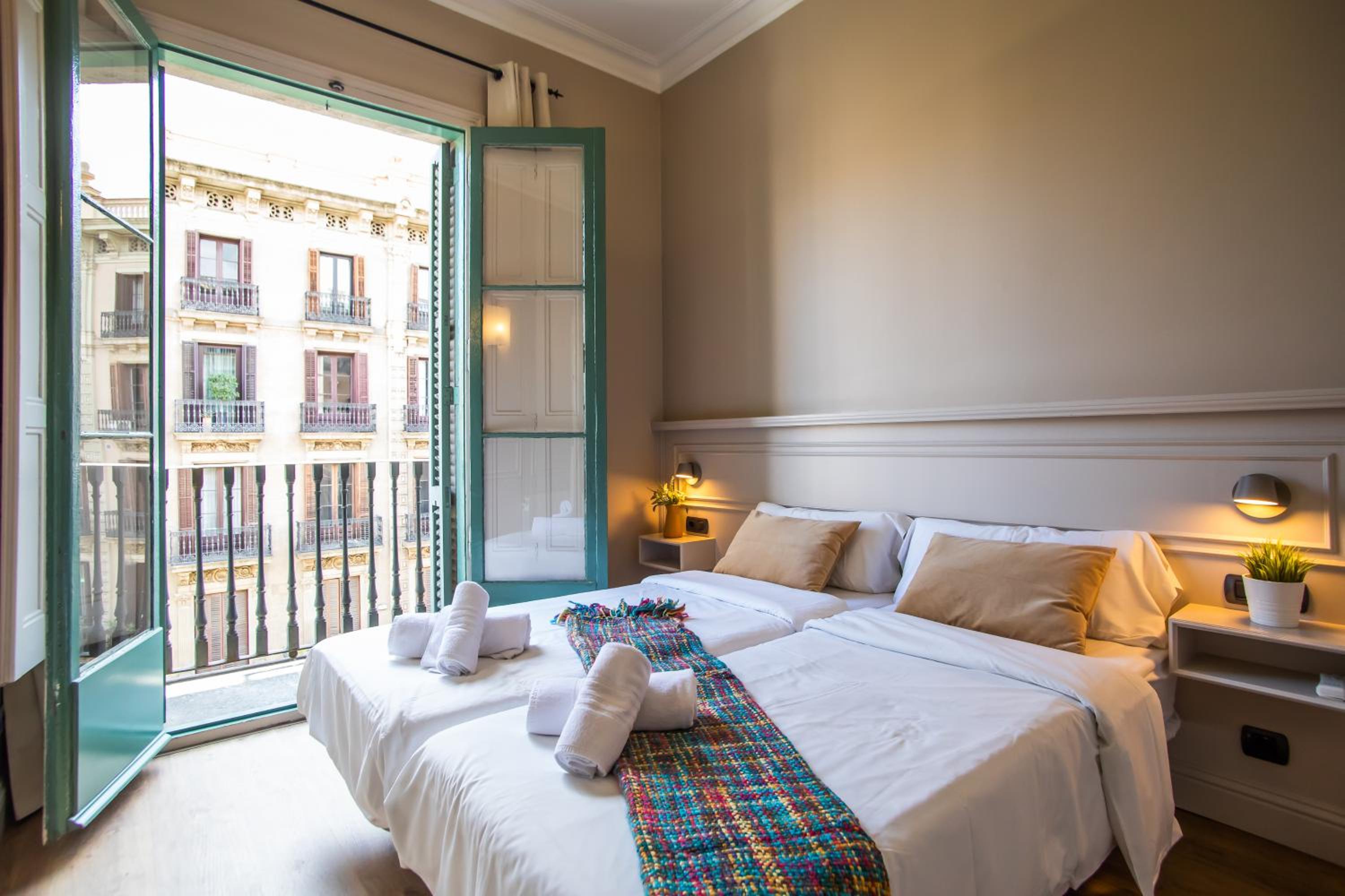 Apartamento con Balcón 4 - Diputación 317