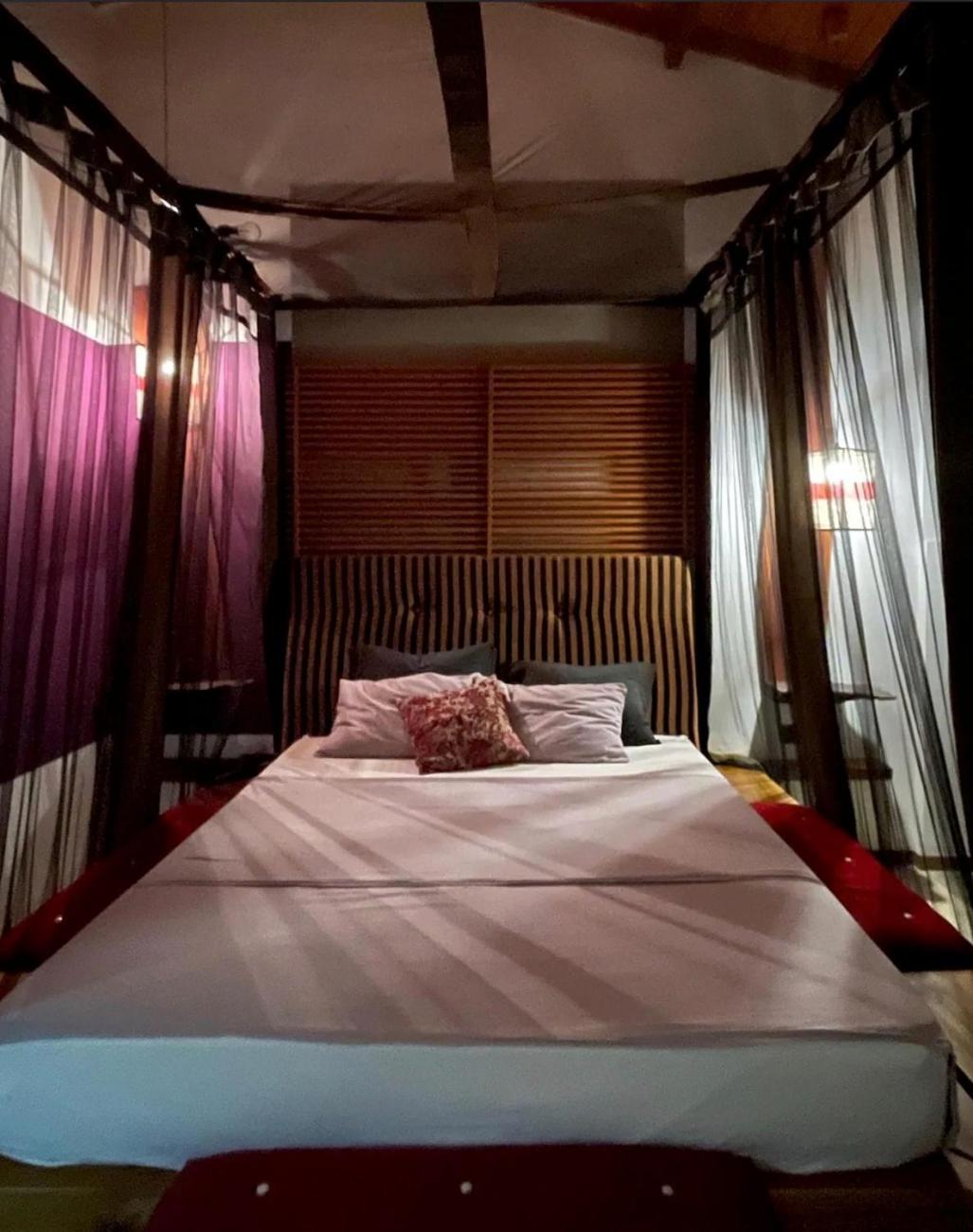 Queen Room with Balcony photo 2