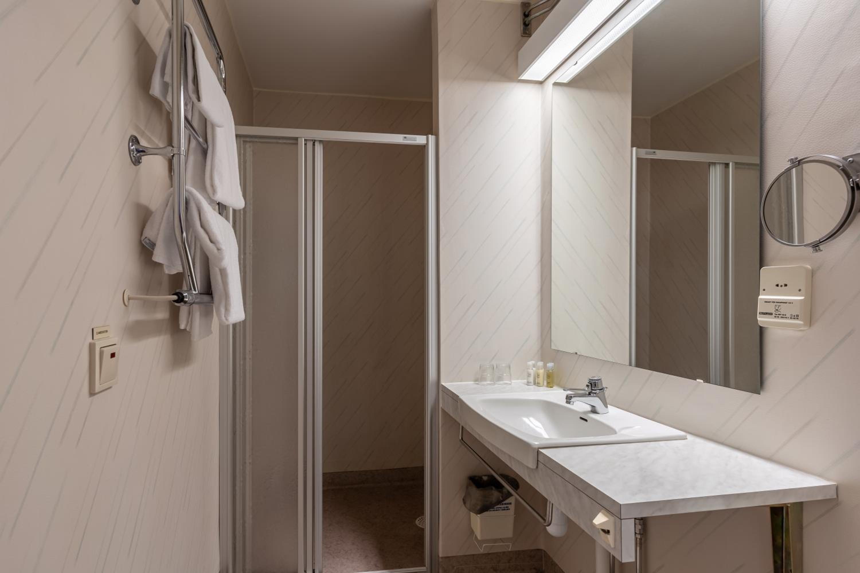 Double or Twin Room - Photo 5