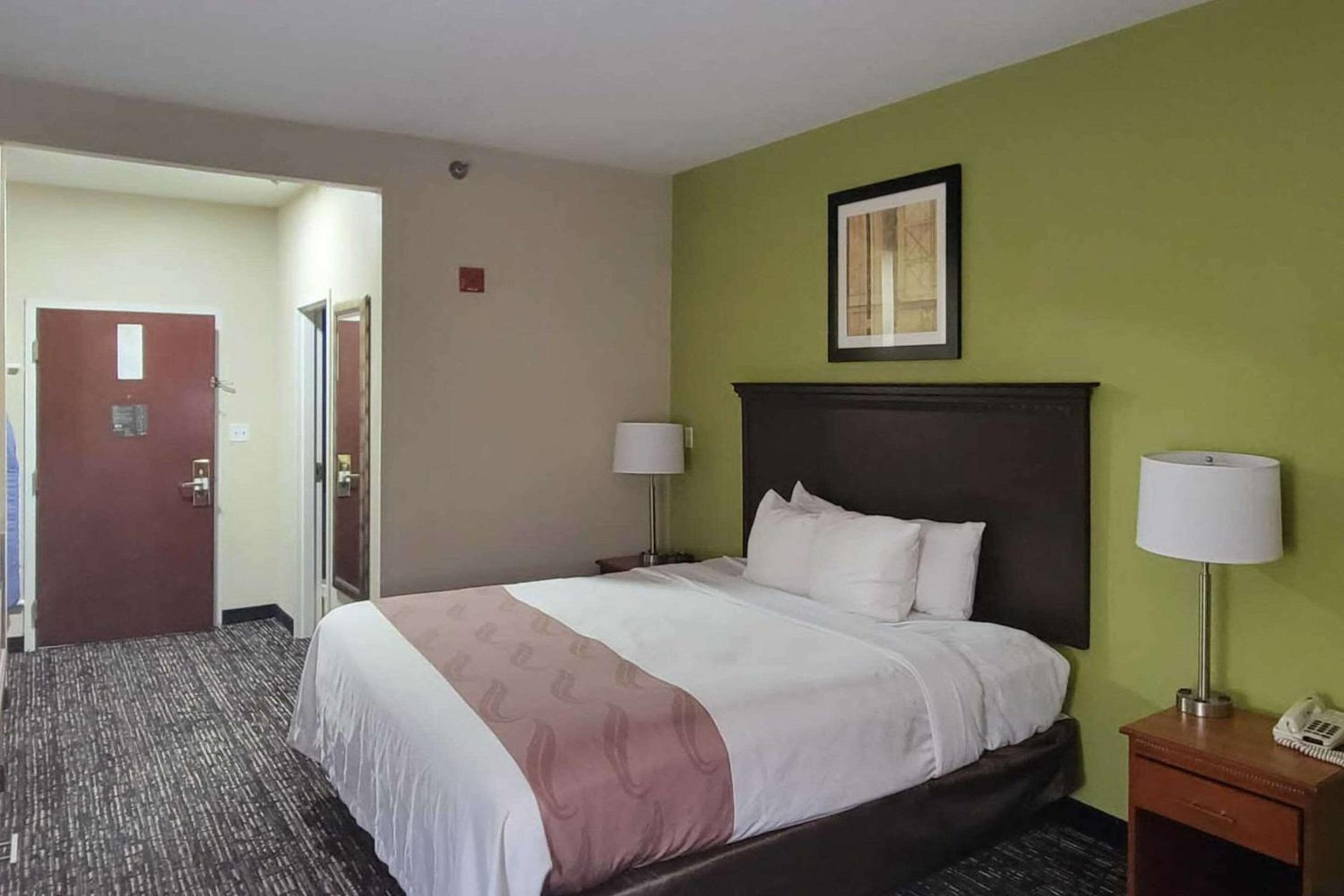 King Room - Non-Smoking - Photo 7