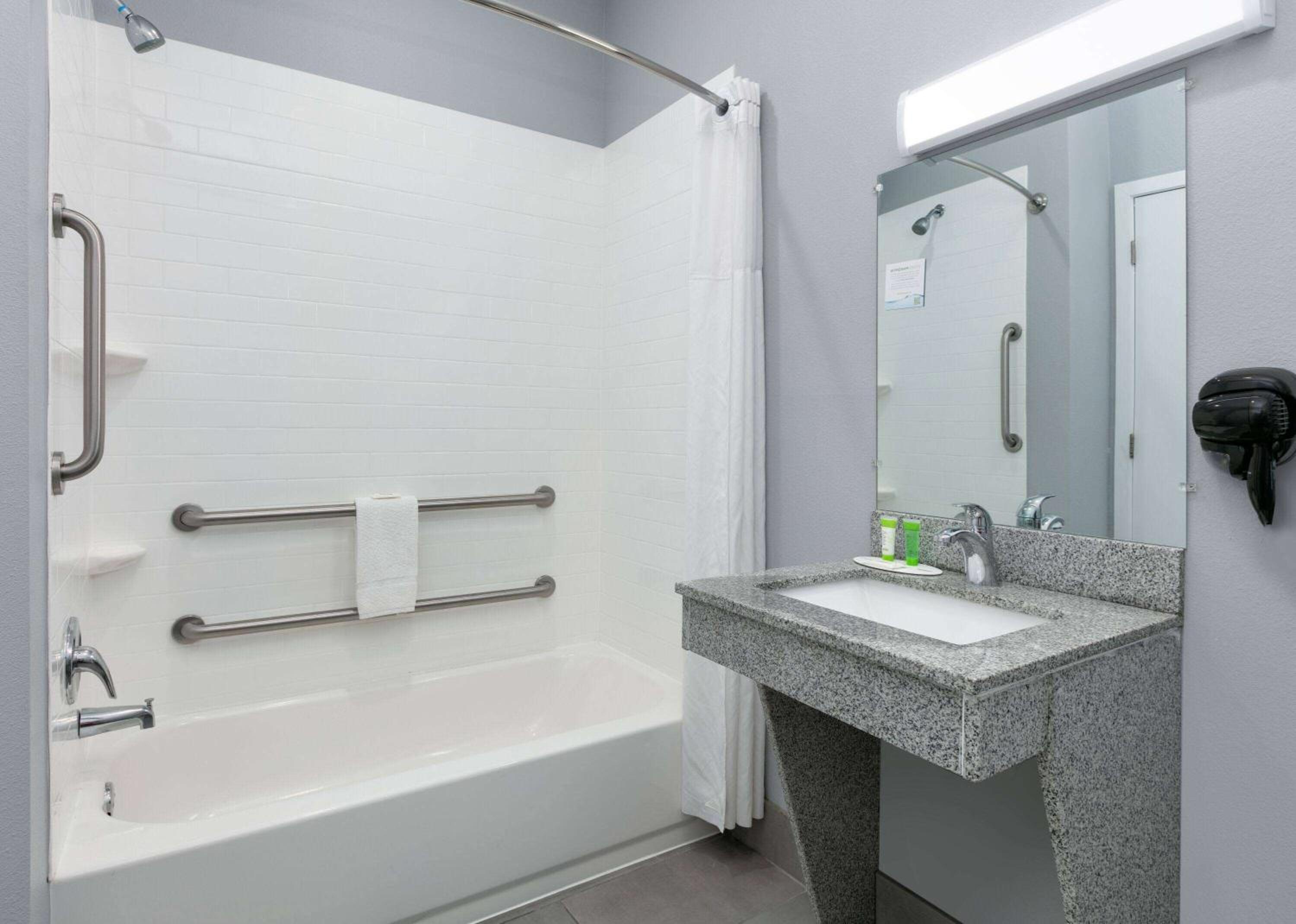 1 King Bed, Mobility/Hearing Impaired Accessible Efficiency Room, Non-Smoking - Photo 2
