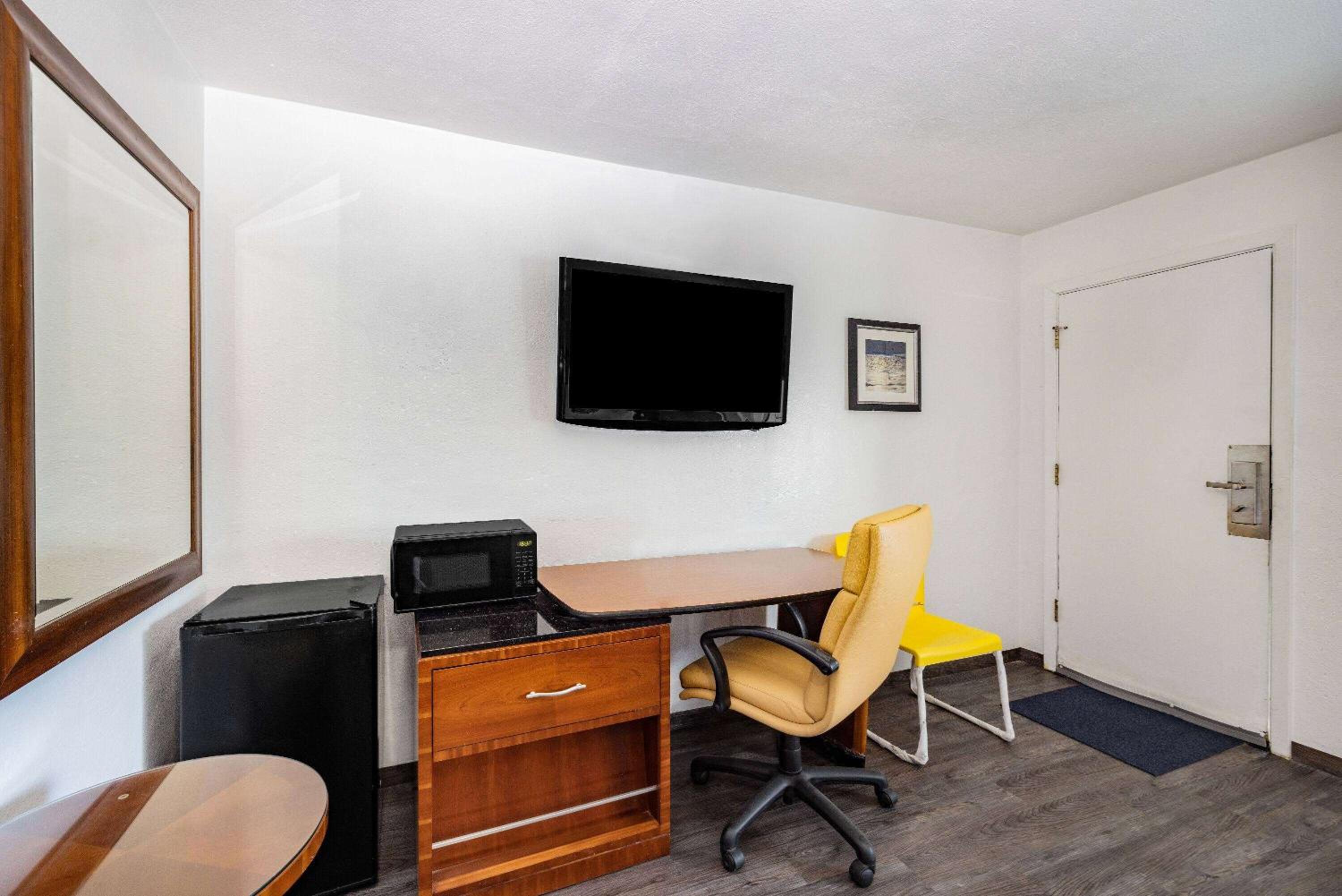 King Room - Non-Smoking photo 2