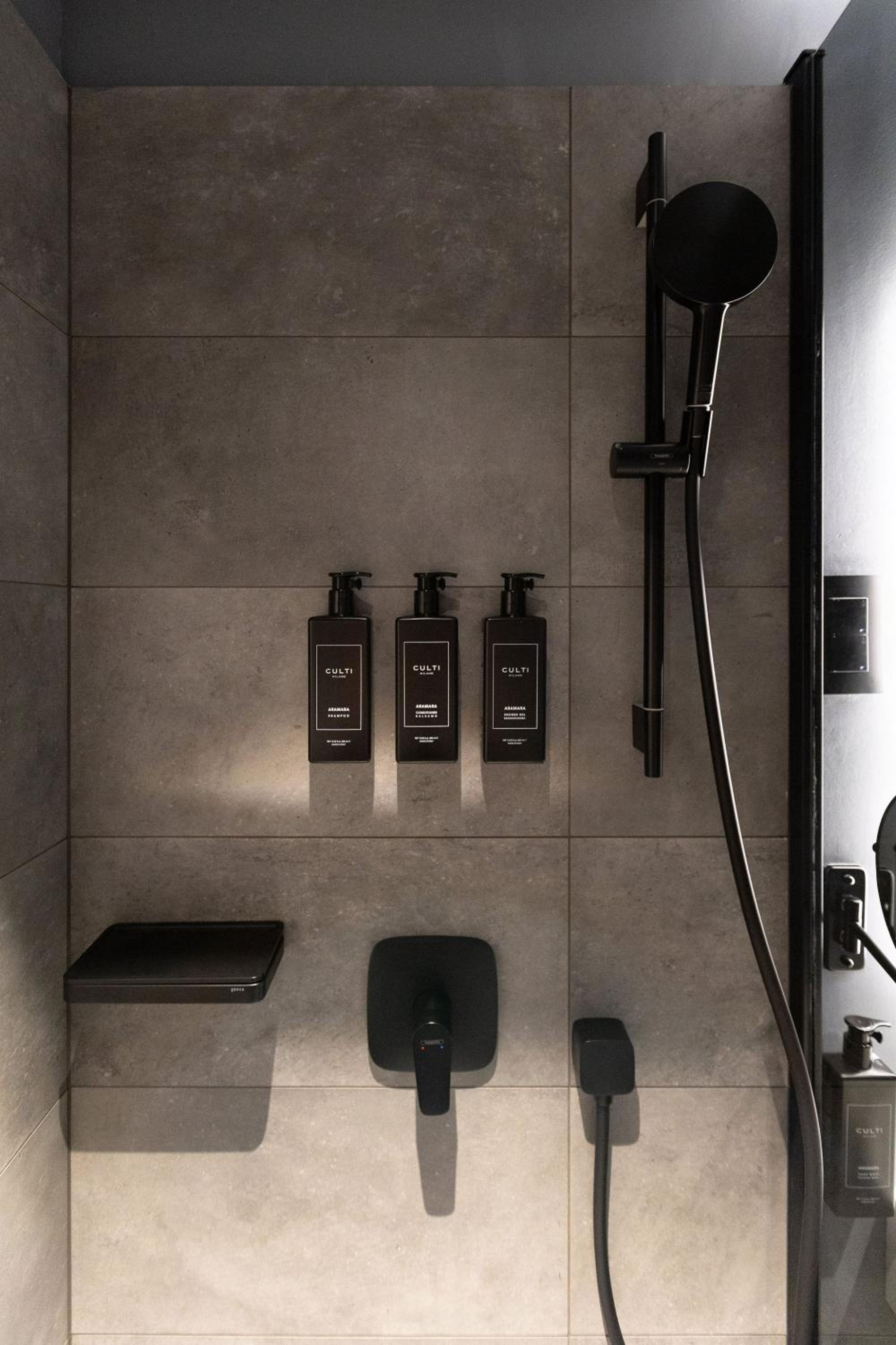 Monochrome Room - Photo 6