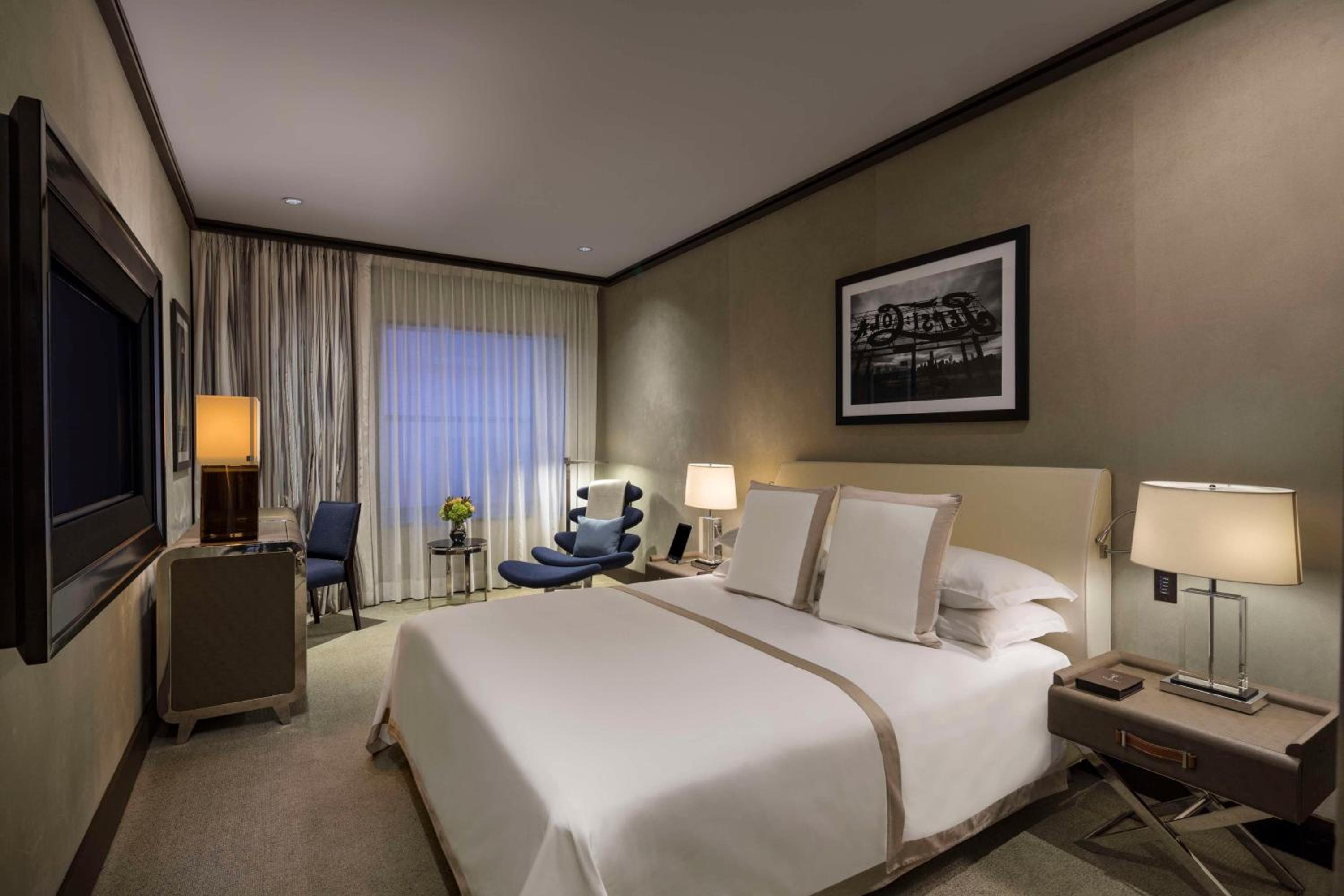 Superior King Room thumbnail 6