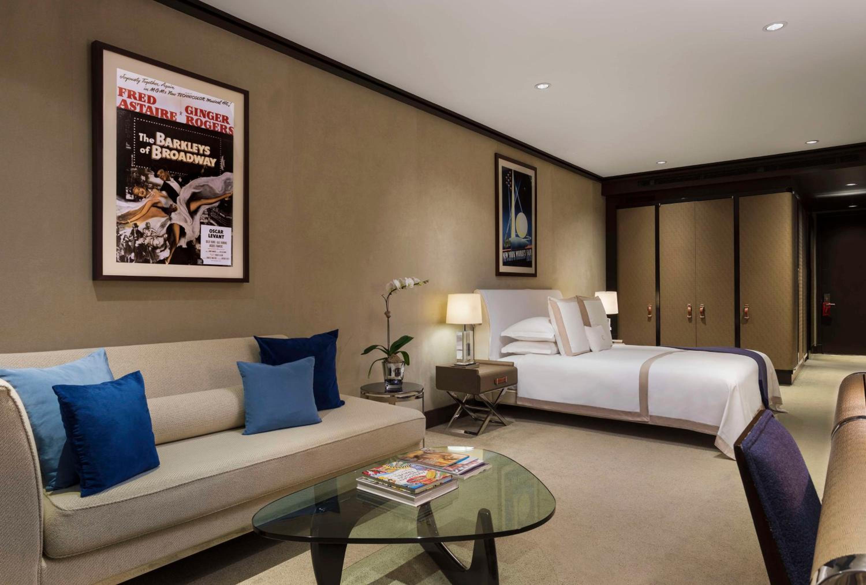 Junior King Suite with Street View thumbnail 5