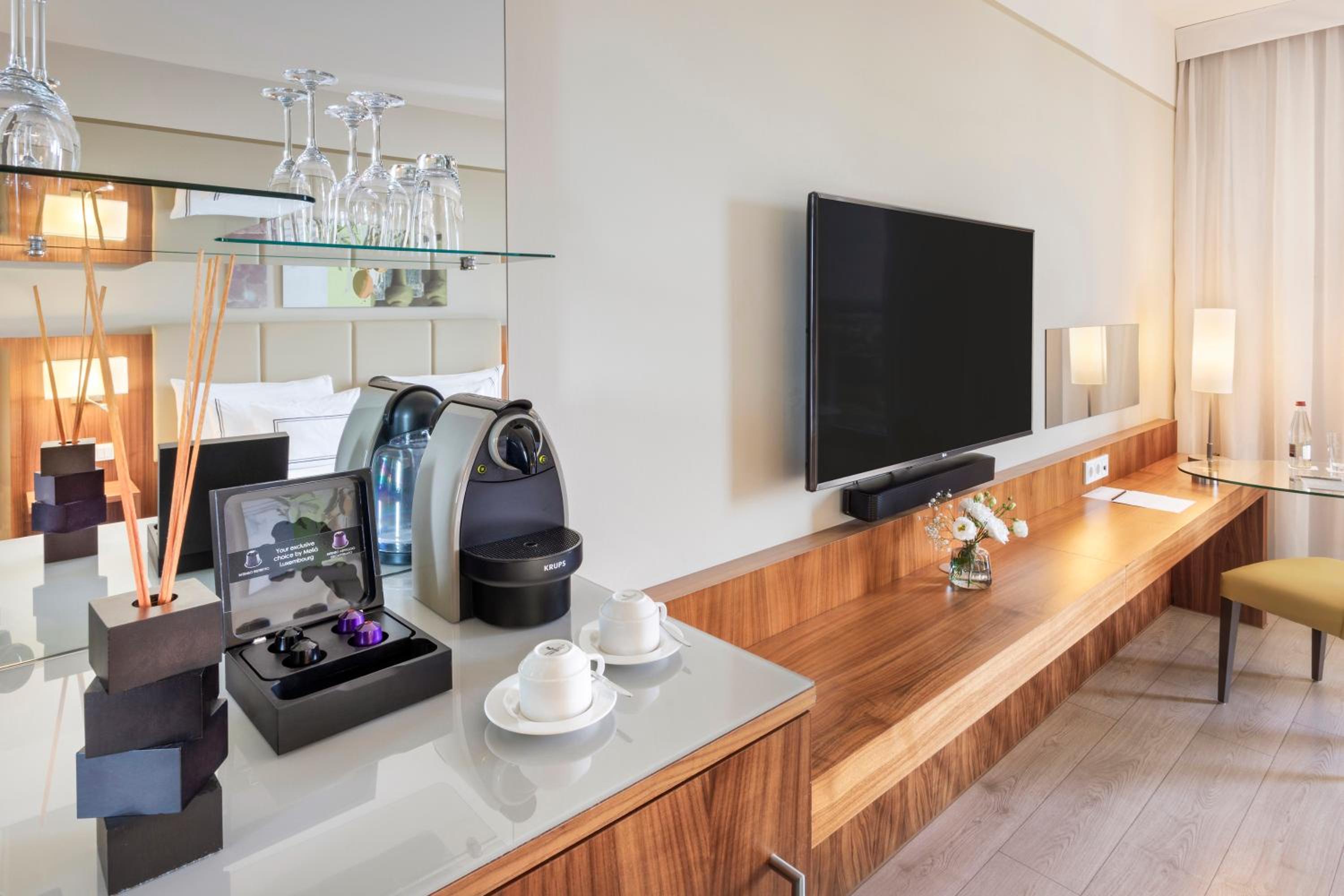 The Level Room with City View and Executive Lounge Access - Photo 3