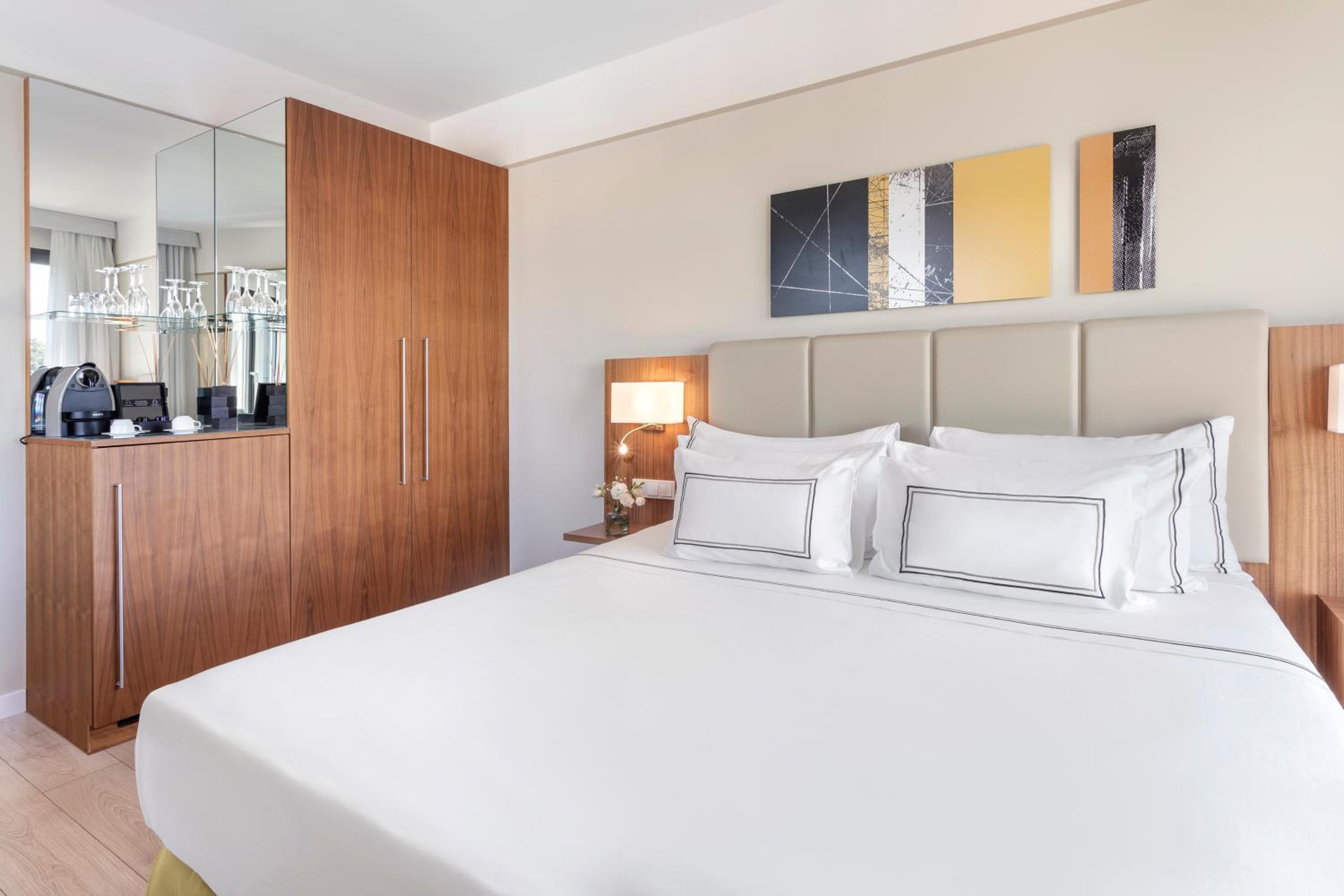 The Level Premium Room with City View and Executive Lounge Access - Photo 9