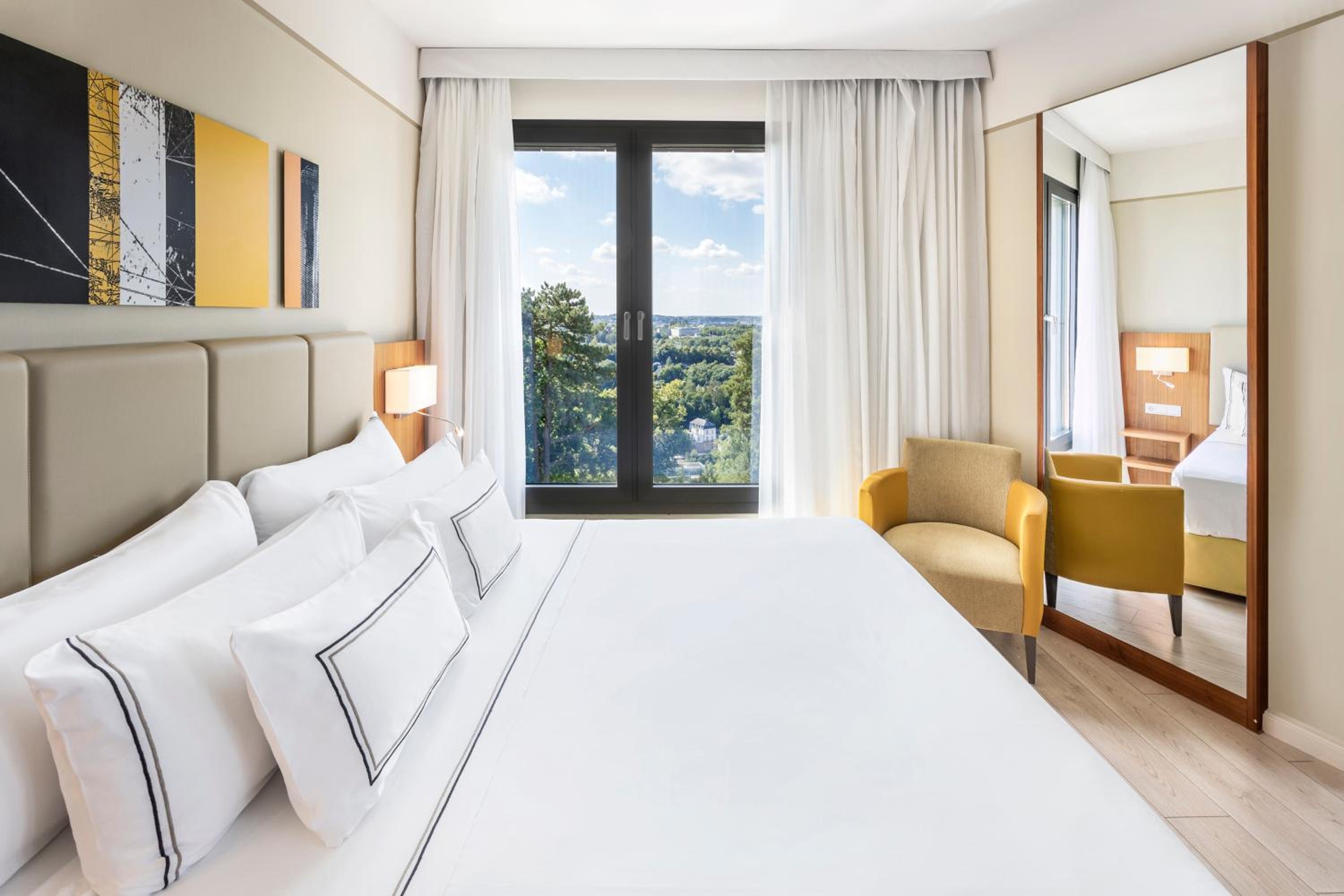The Level Premium Room with City View and Executive Lounge Access - Photo 3