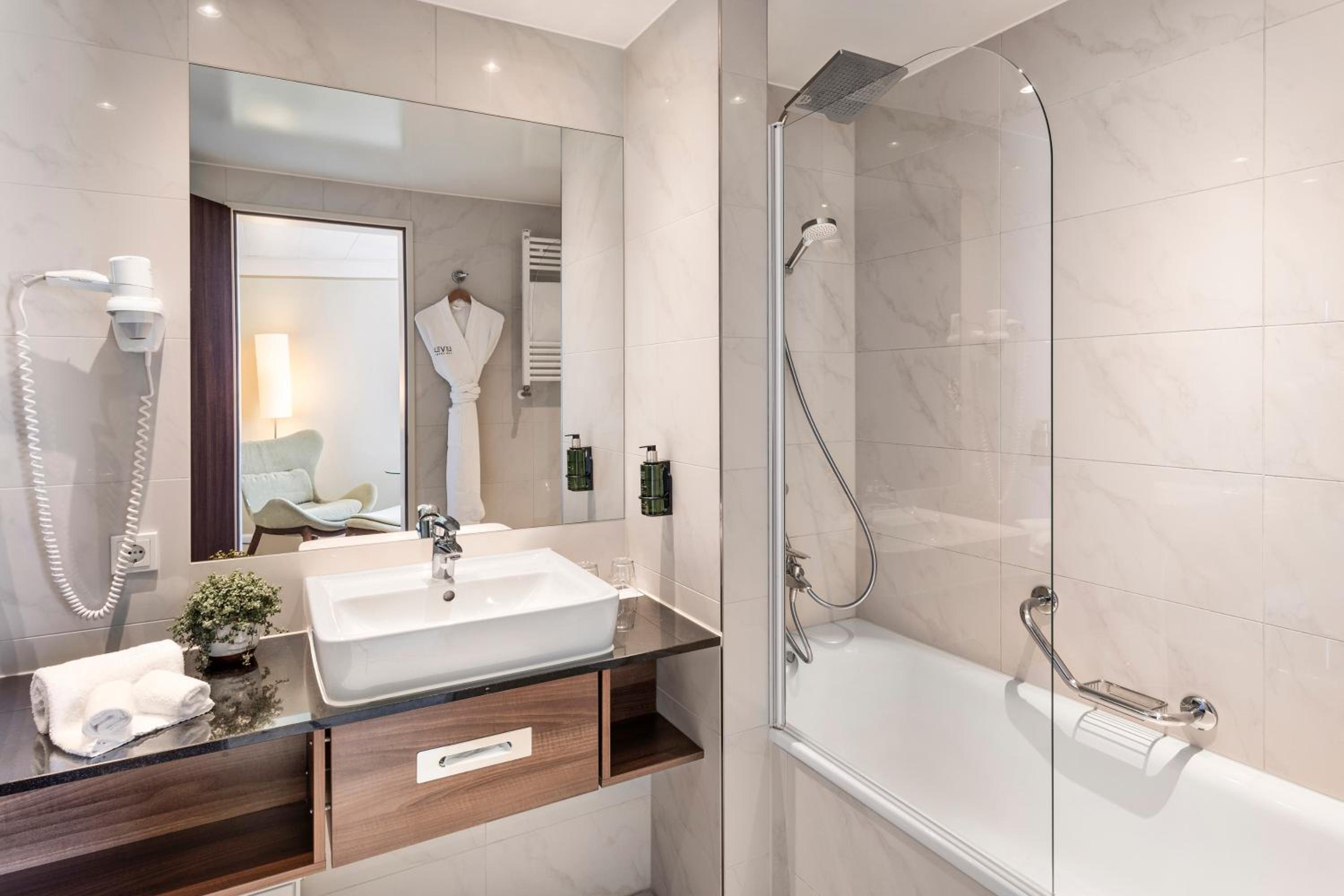 The Level Premium Room with City View and Executive Lounge Access - Photo 4