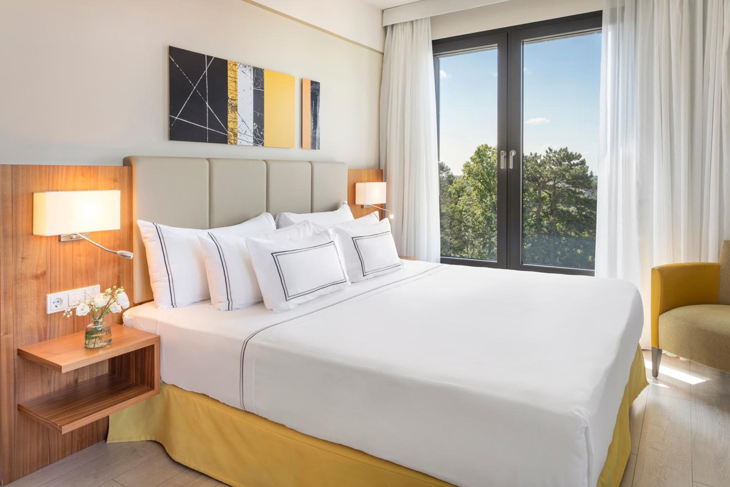 The Level Premium Room with City View and Executive Lounge Access - Photo 5