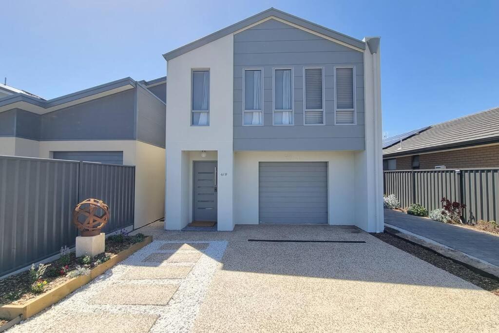 Three-Bedroom House photo 2