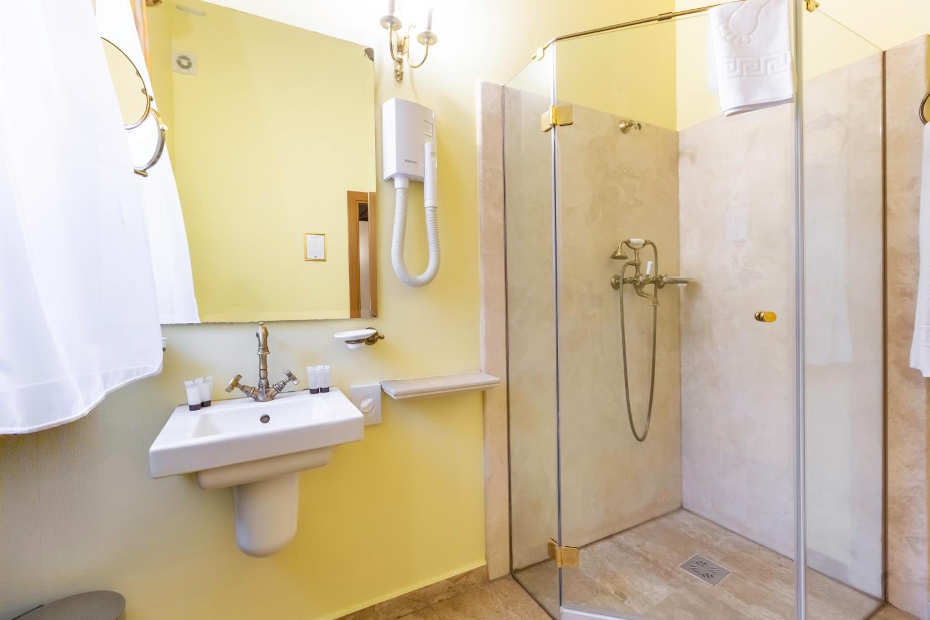 Deluxe Double Room - Photo 9