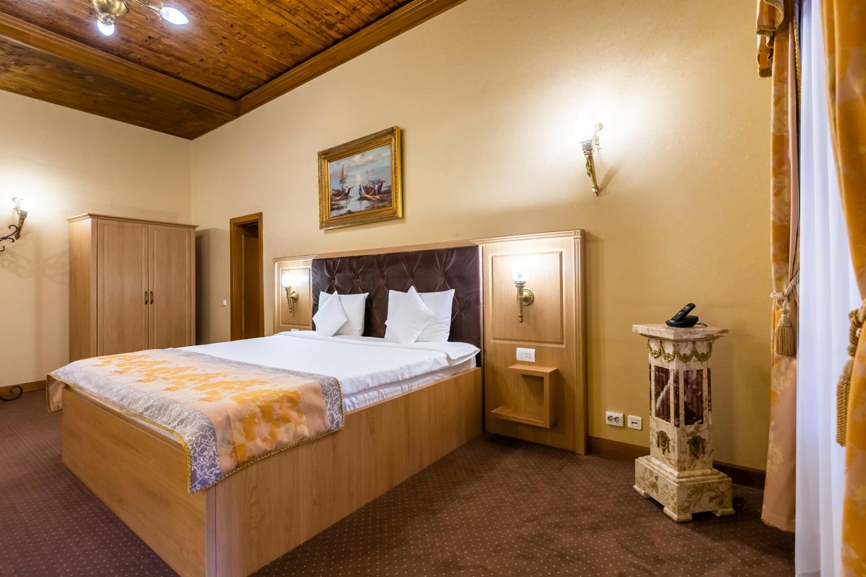 Deluxe Double Room - Photo 11