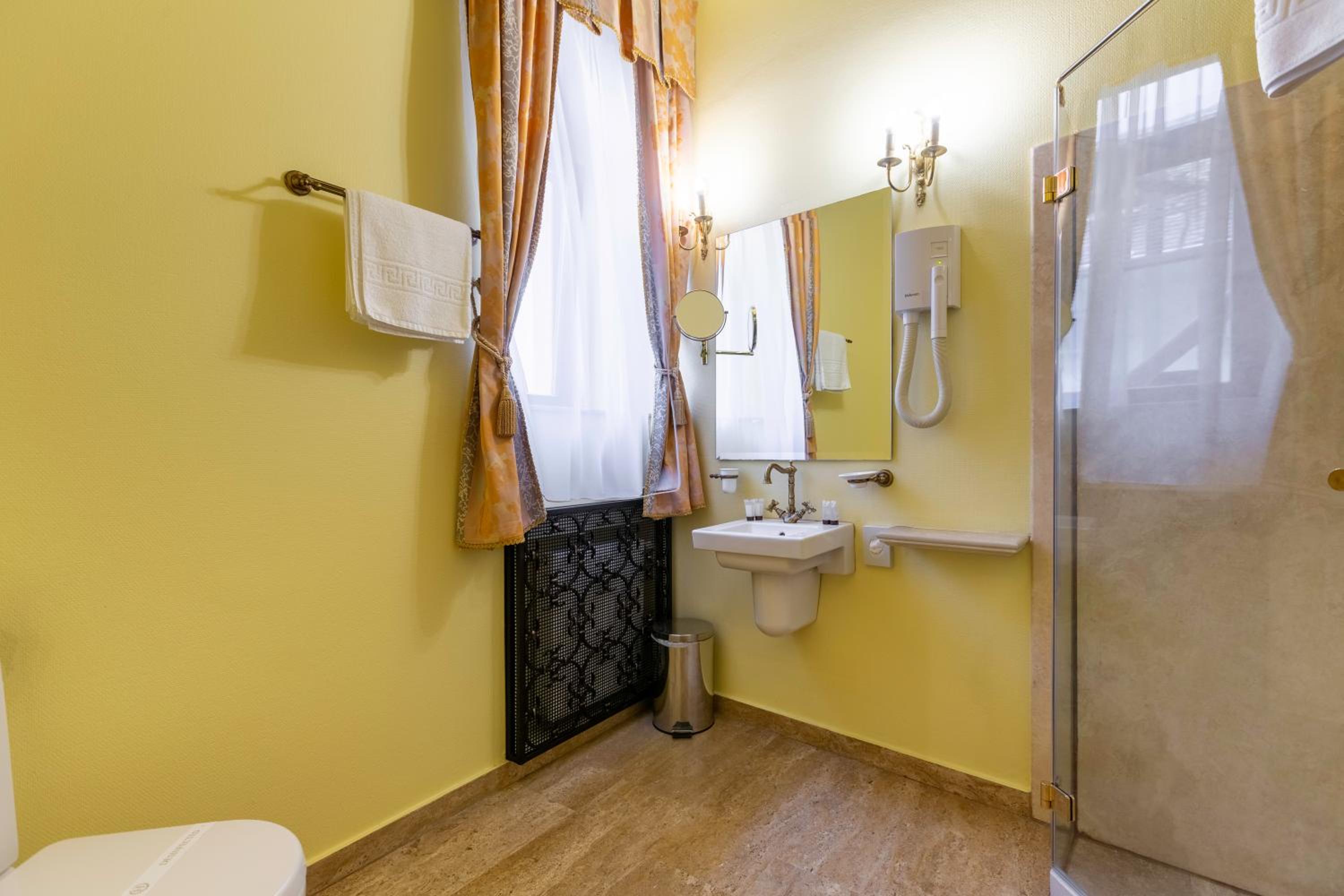 Deluxe Double Room - Photo 13
