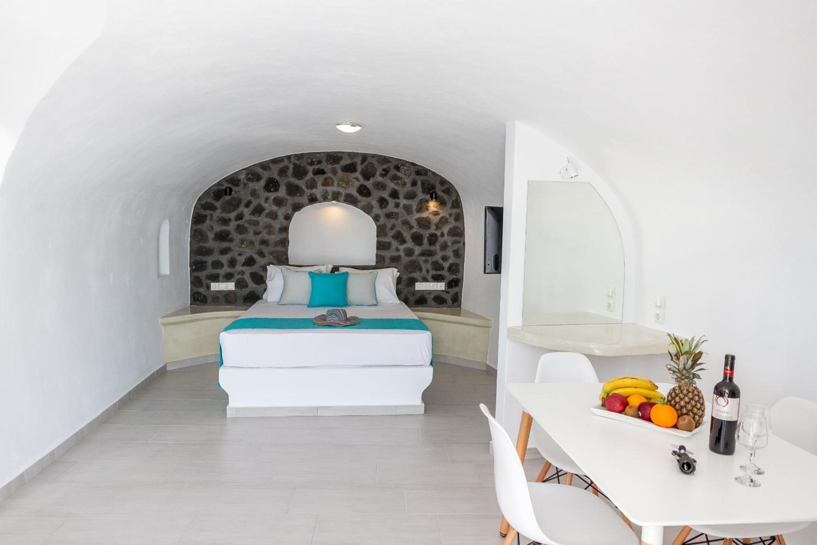 Deluxe Sea Suite with Hot Tub Caldera View 