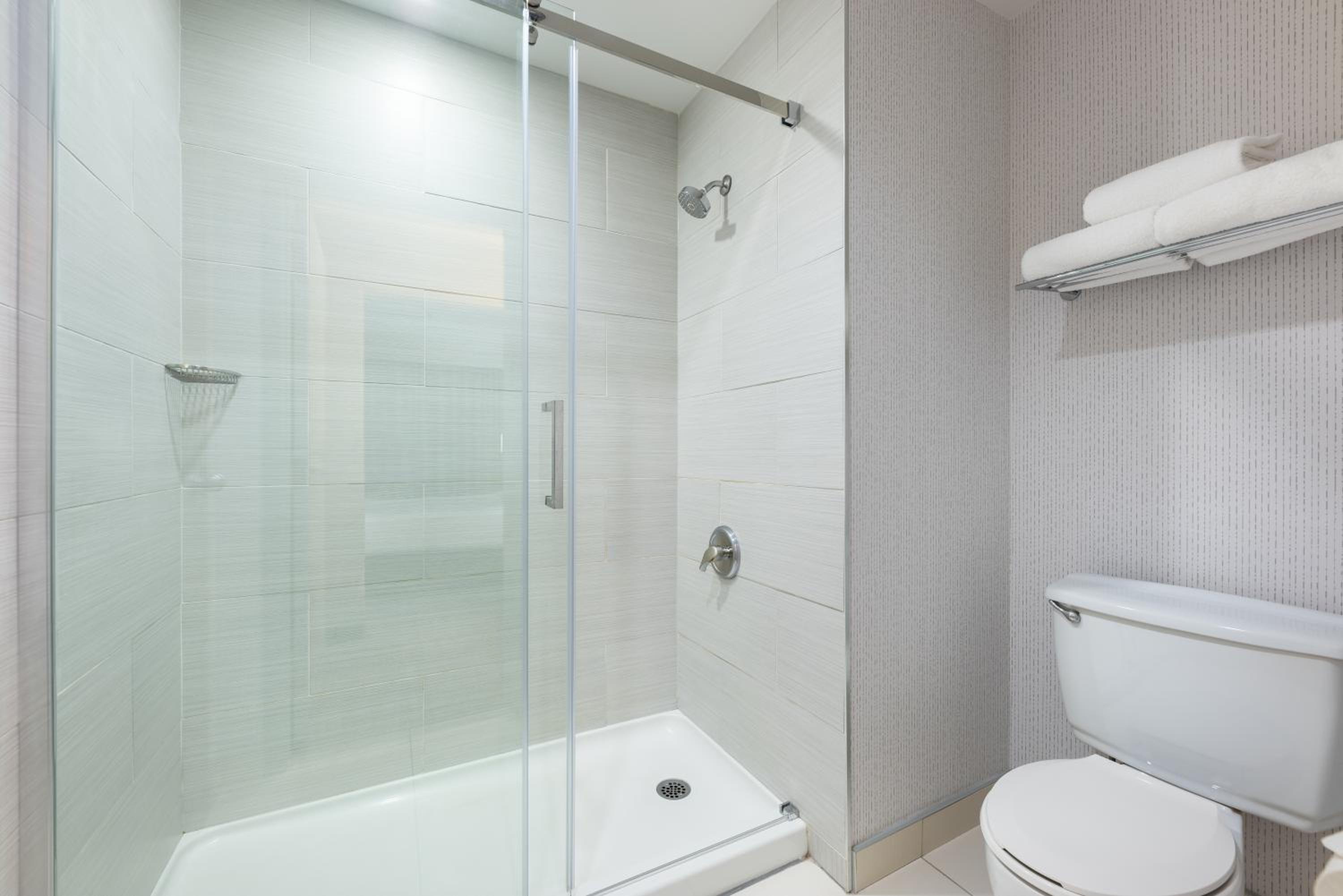 One-Bedroom Suite - Photo 5