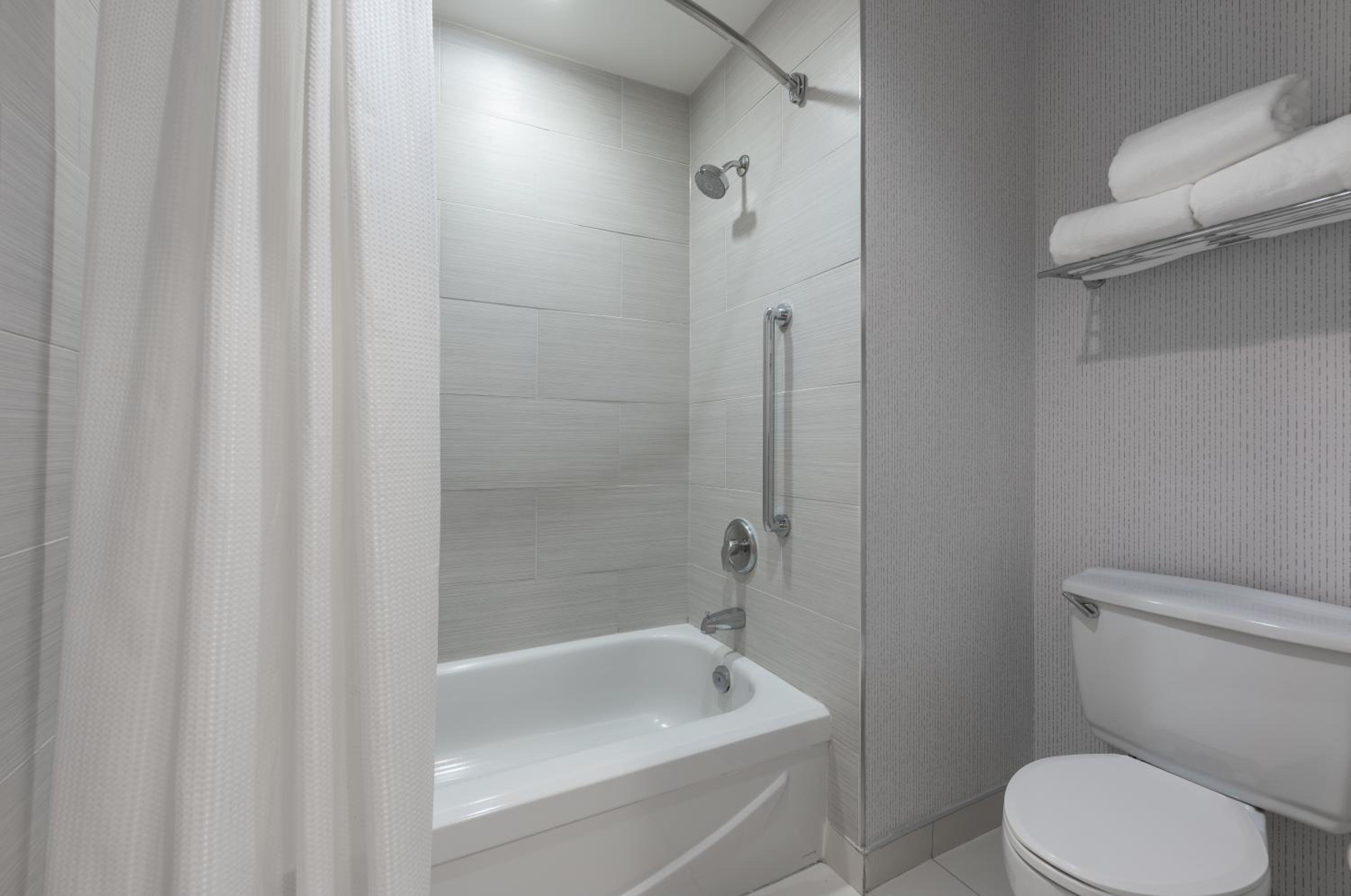 One-Bedroom Suite - Photo 2