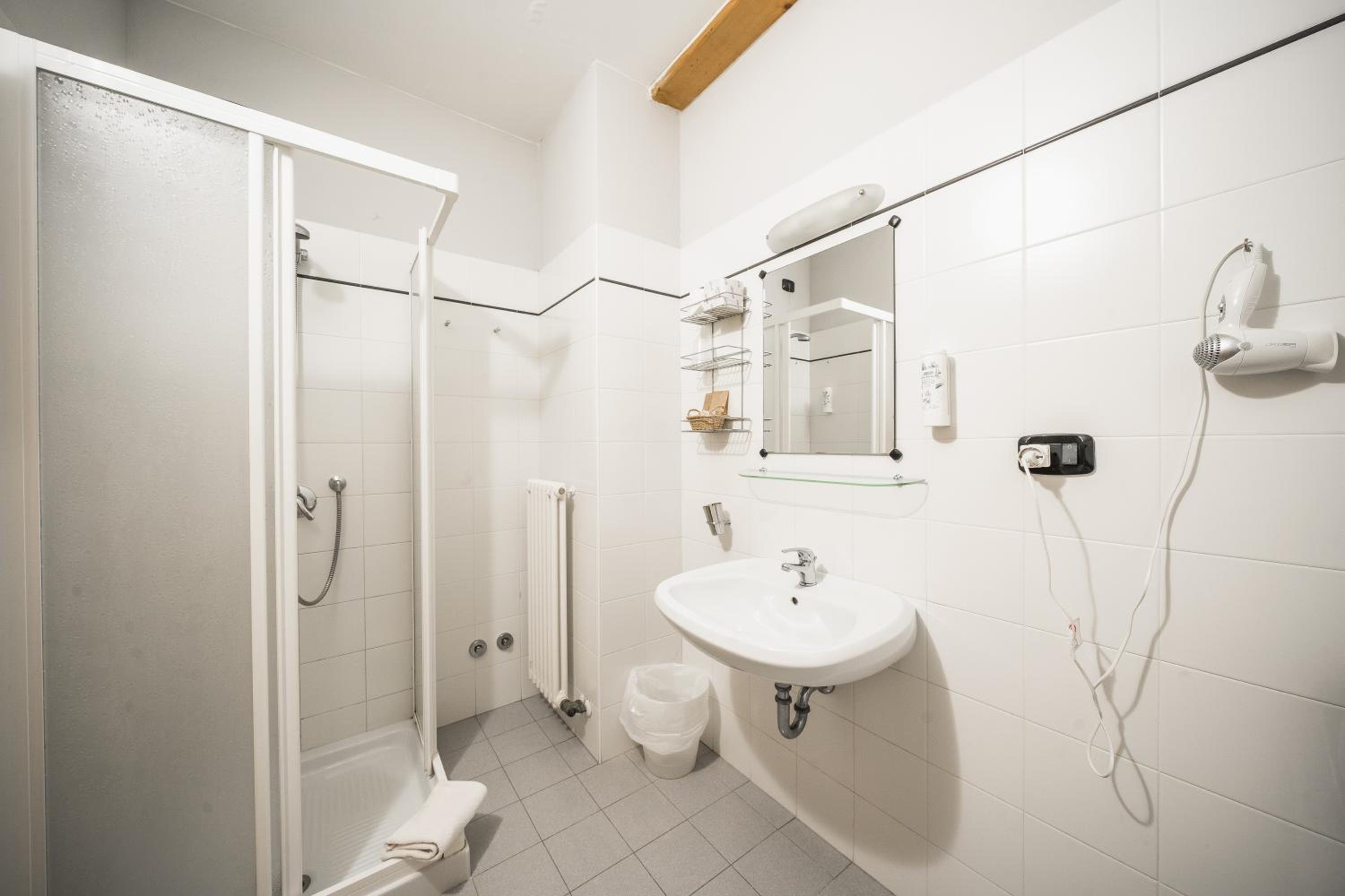 Standard Double Room - Photo 5