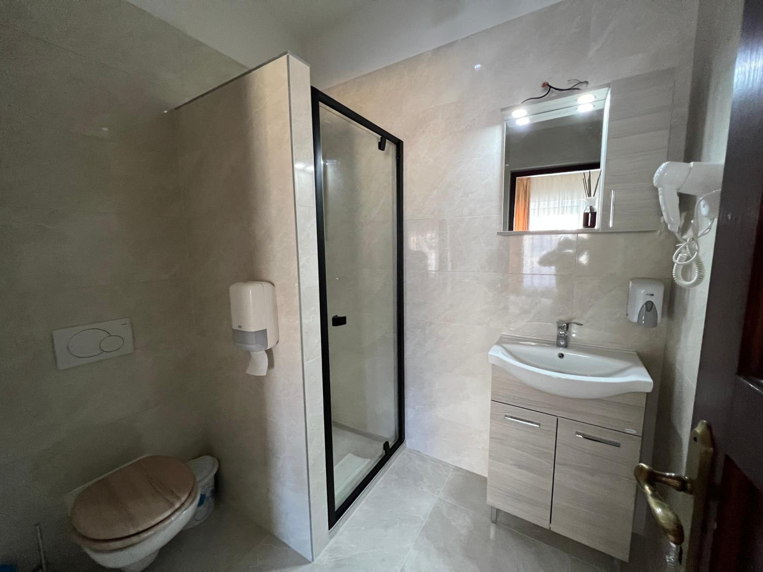 Double Room with Balcony - Photo 10