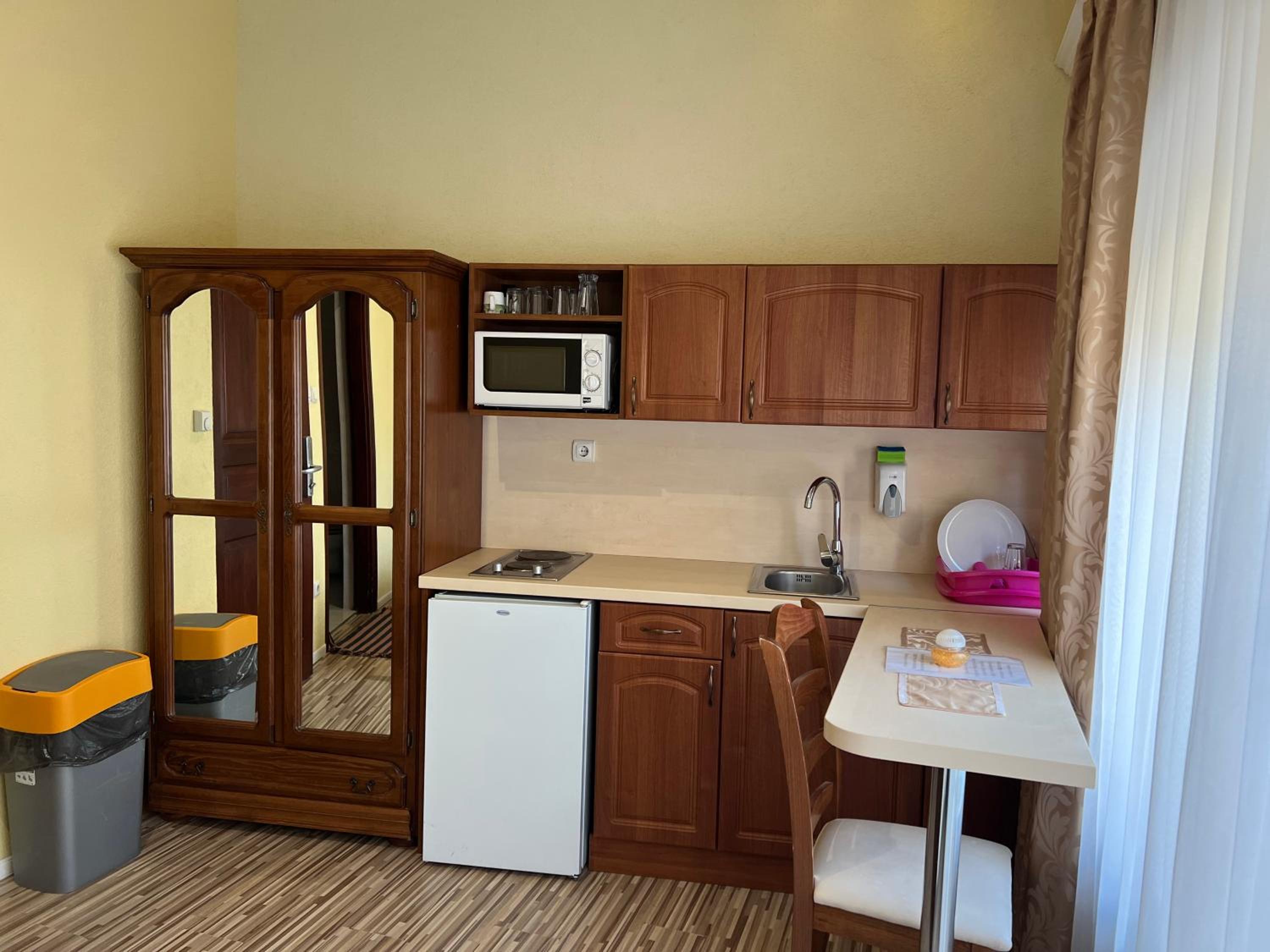 Double Room with Balcony - Photo 14