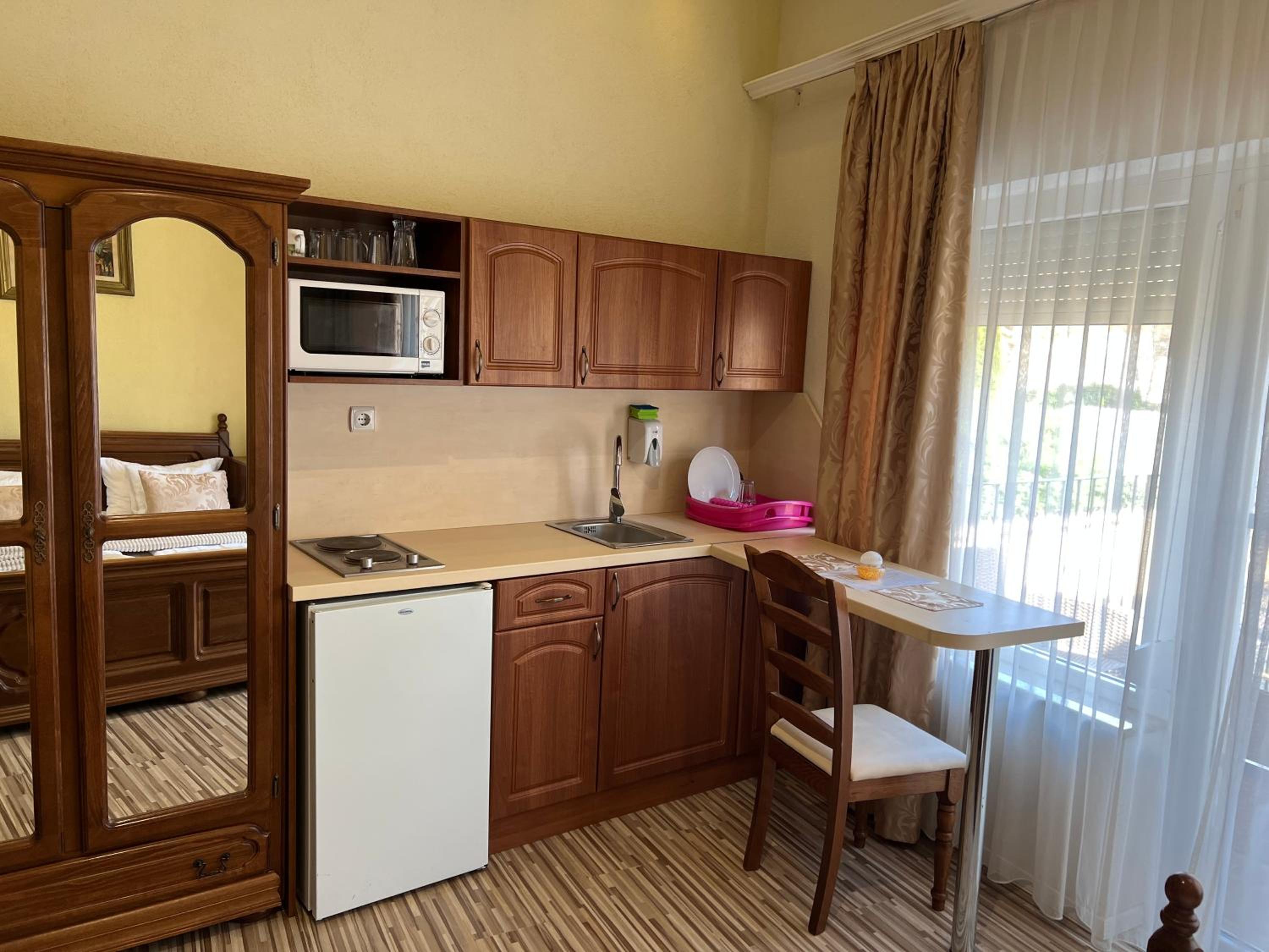 Double Room with Balcony - Photo 12