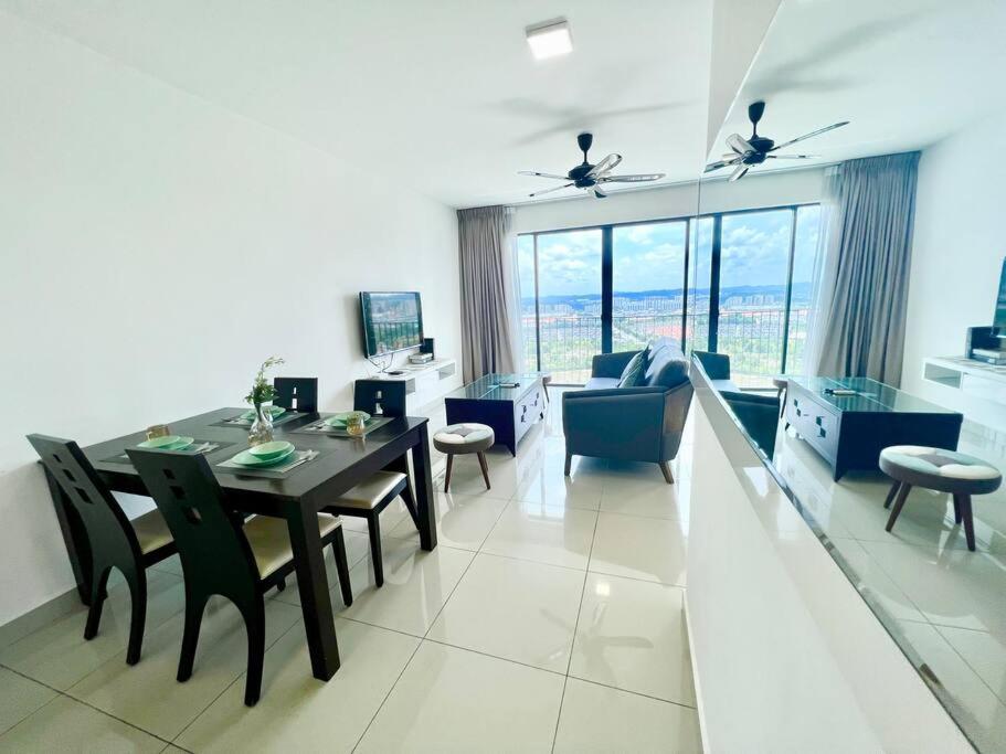 Three-Bedroom Apartment photo 2