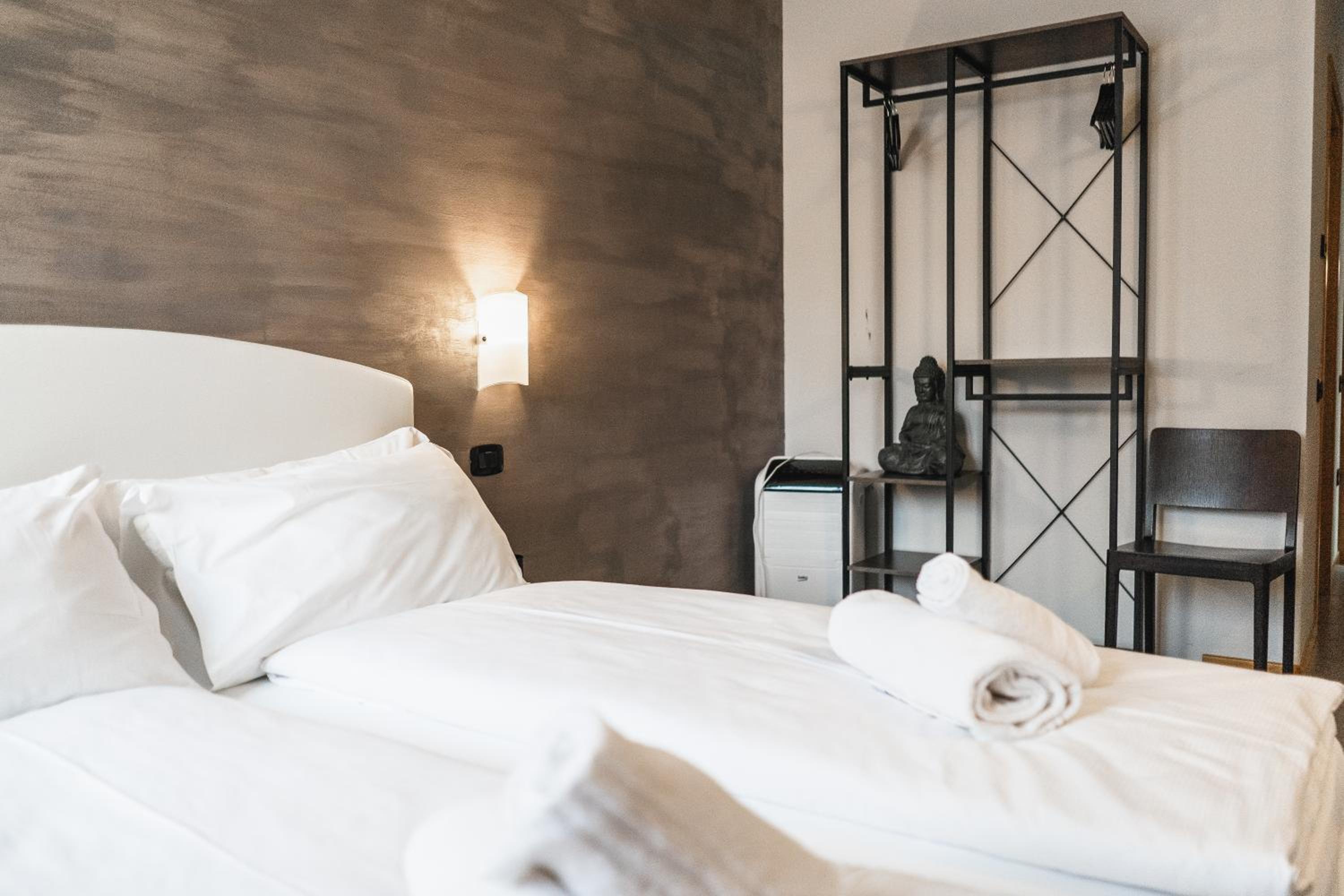 Standard Double Room - Photo 10