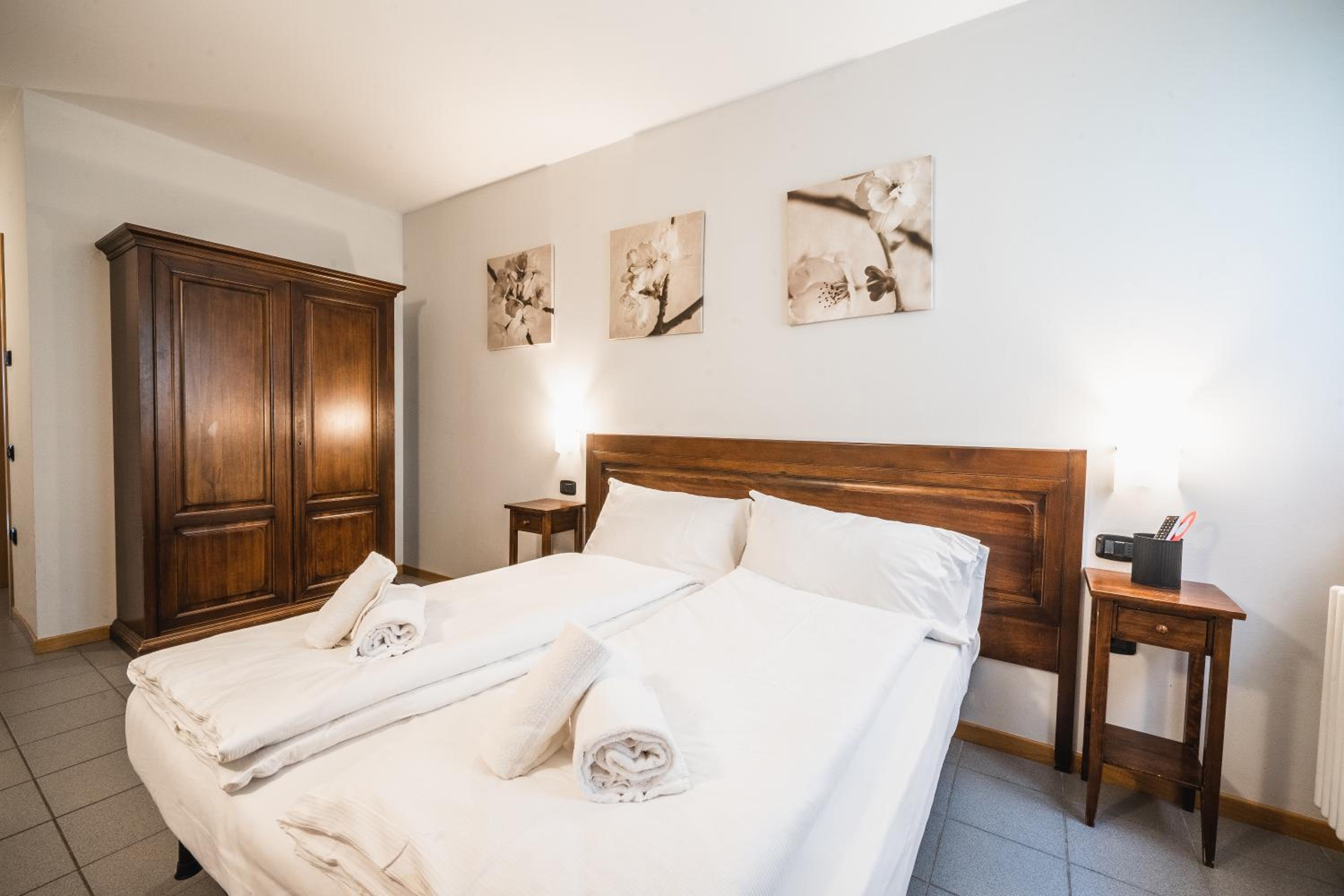 Standard Double Room - Photo 11