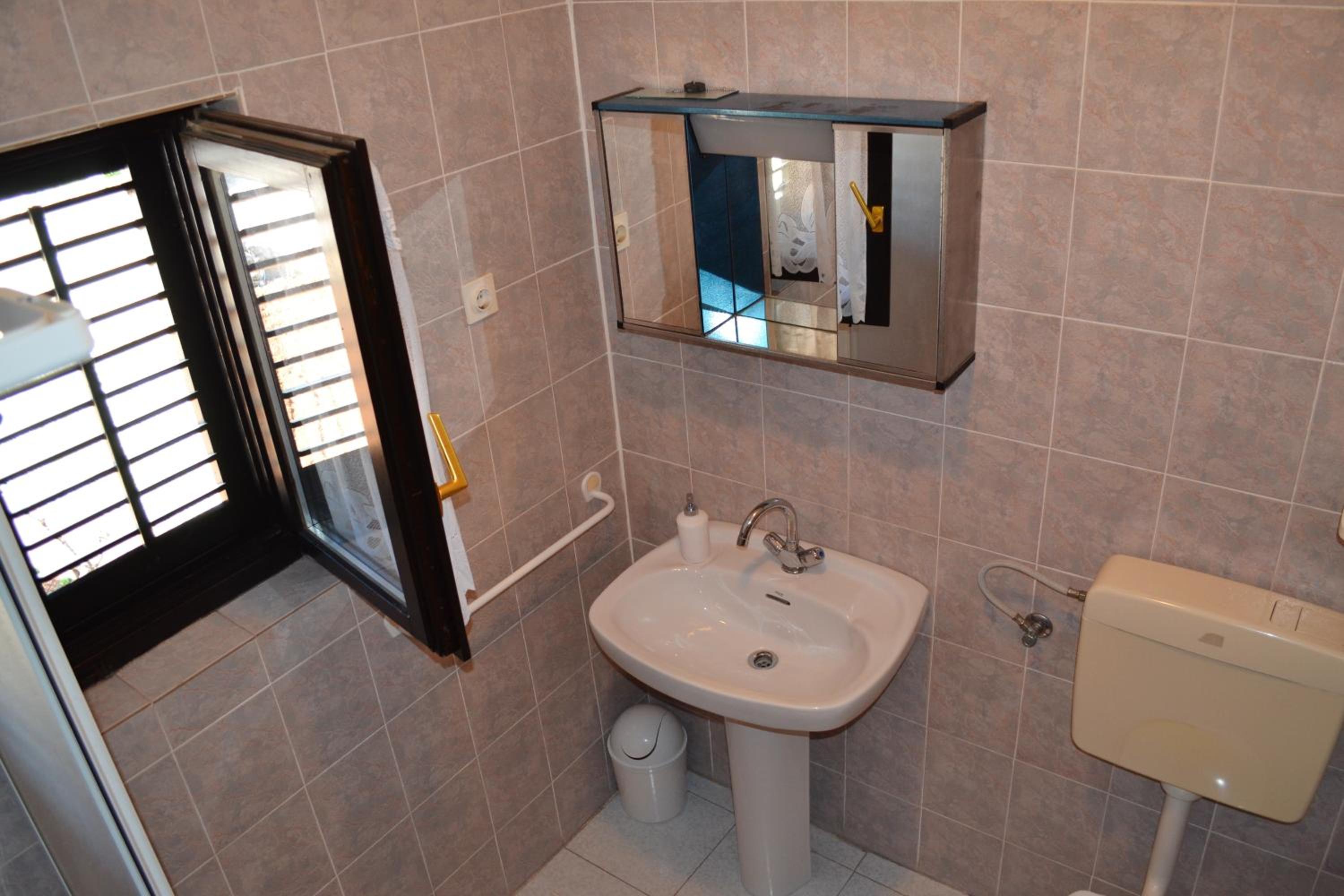 Double Room with Private Bathroom - Photo 11