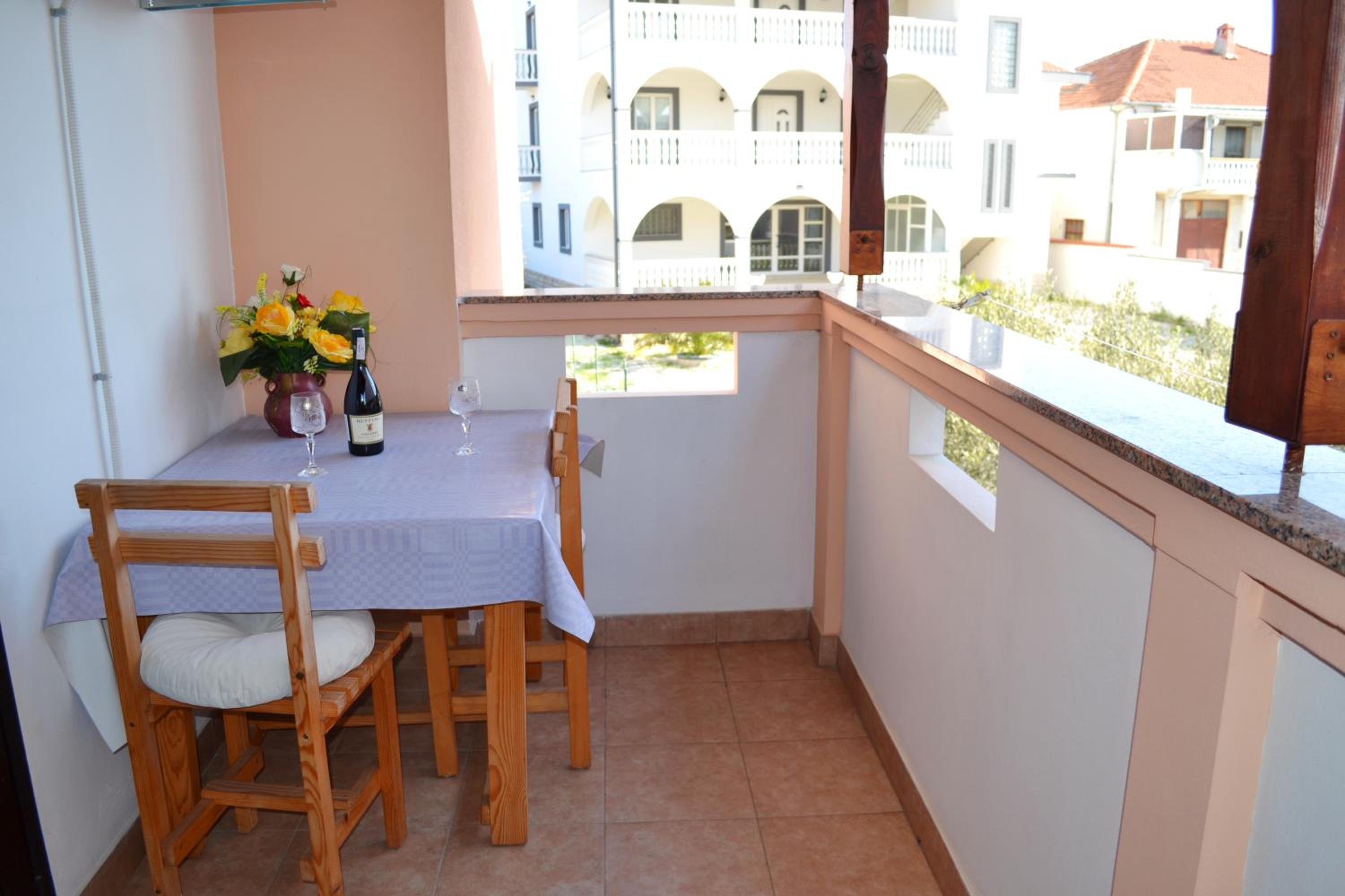 Double Room with Private Bathroom - Photo 12