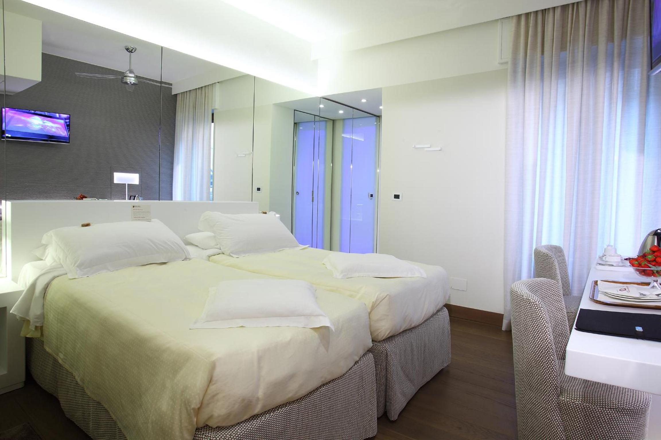 Superior Double or Twin Room with Extra Bed - Photo 6