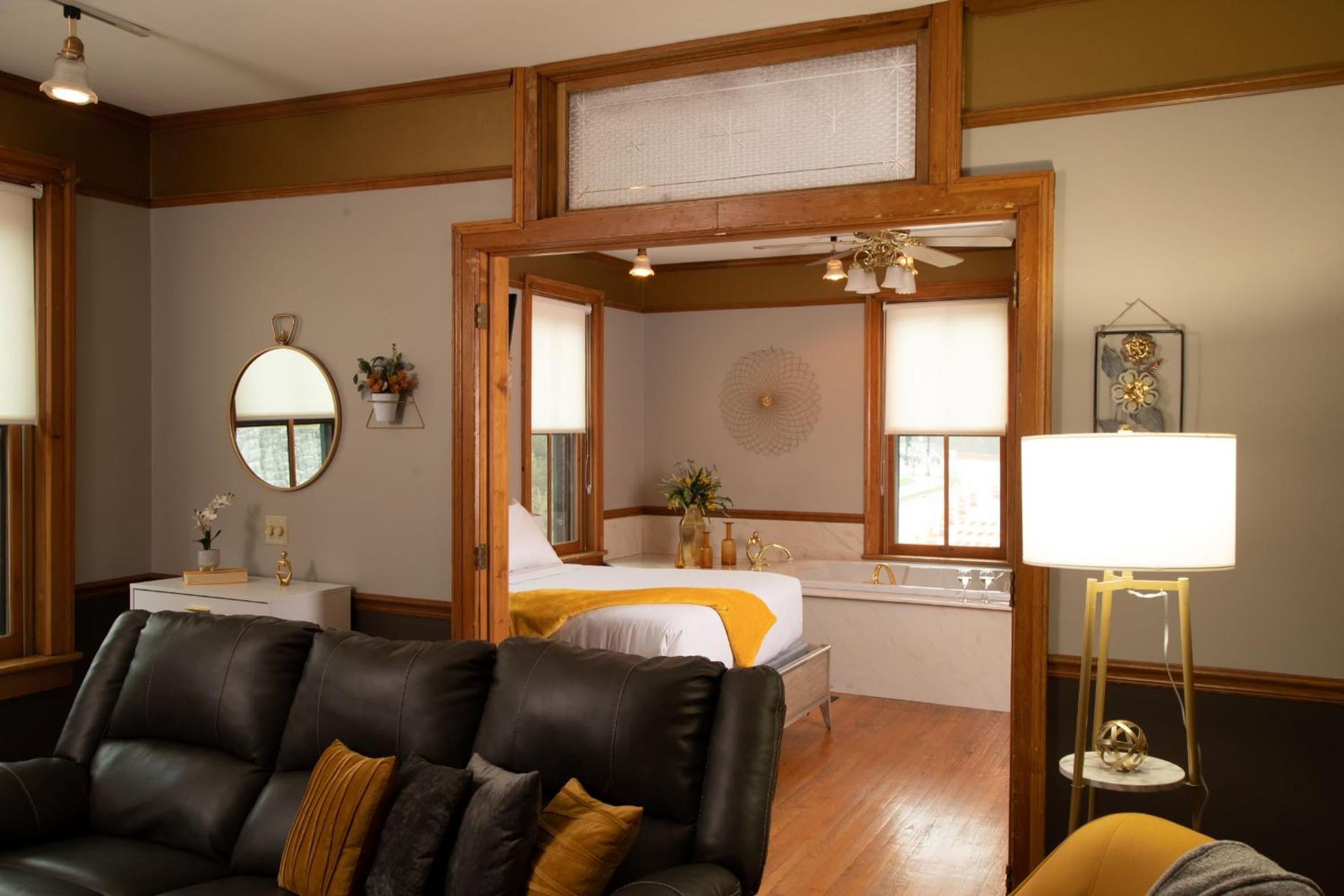 Deluxe Queen Suite photo 1