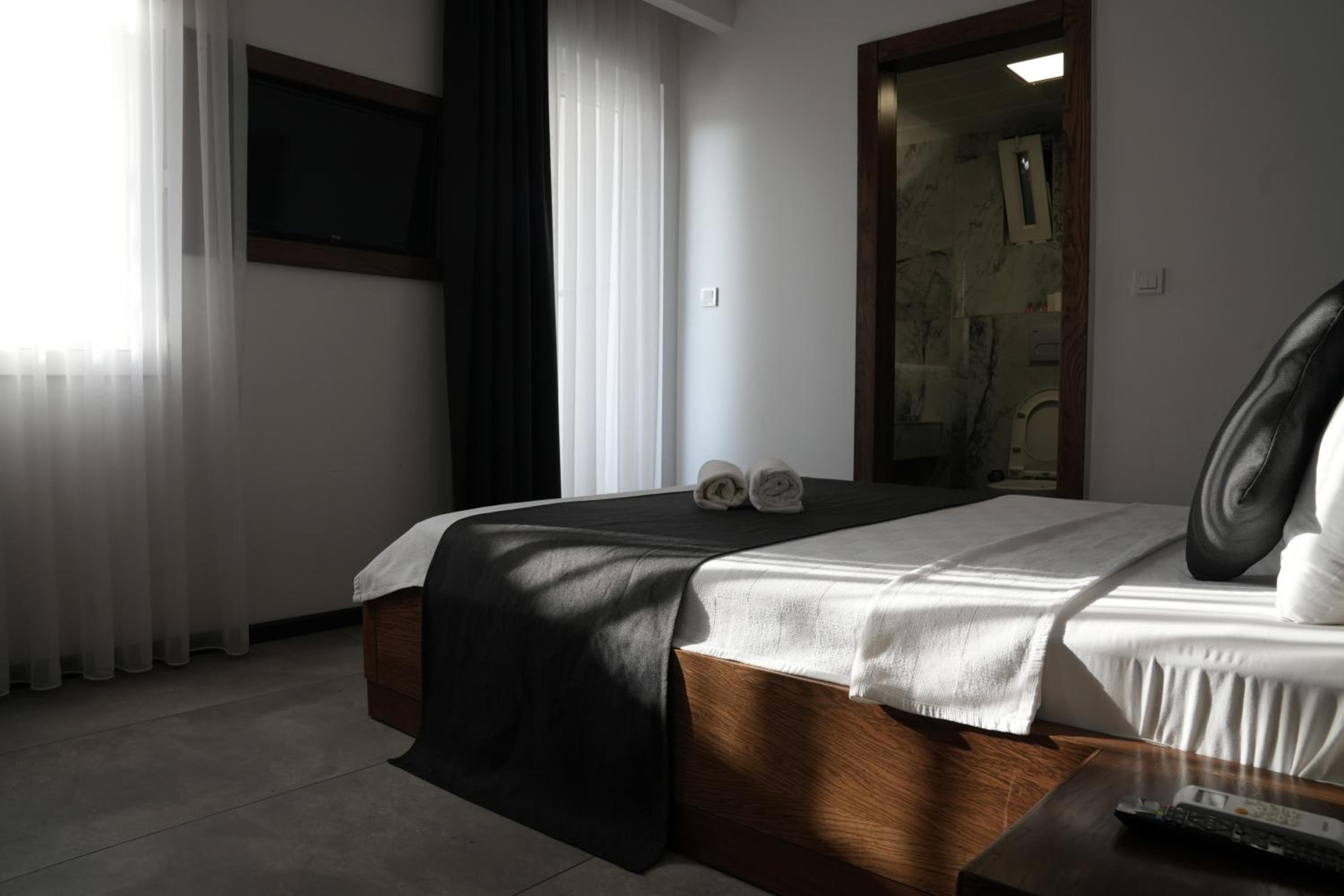 Deluxe Double Room - Photo 8