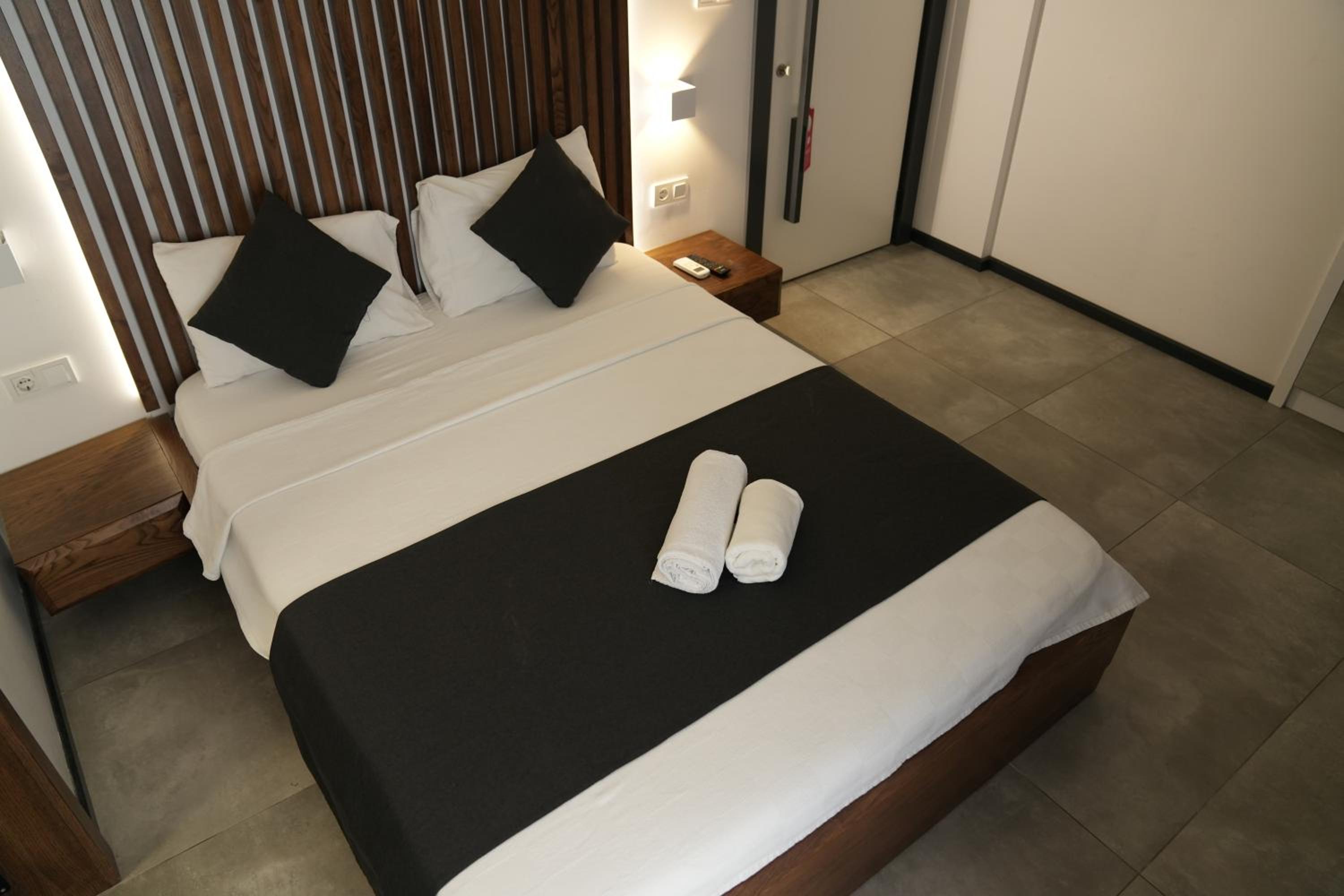 Deluxe Double Room - Photo 9